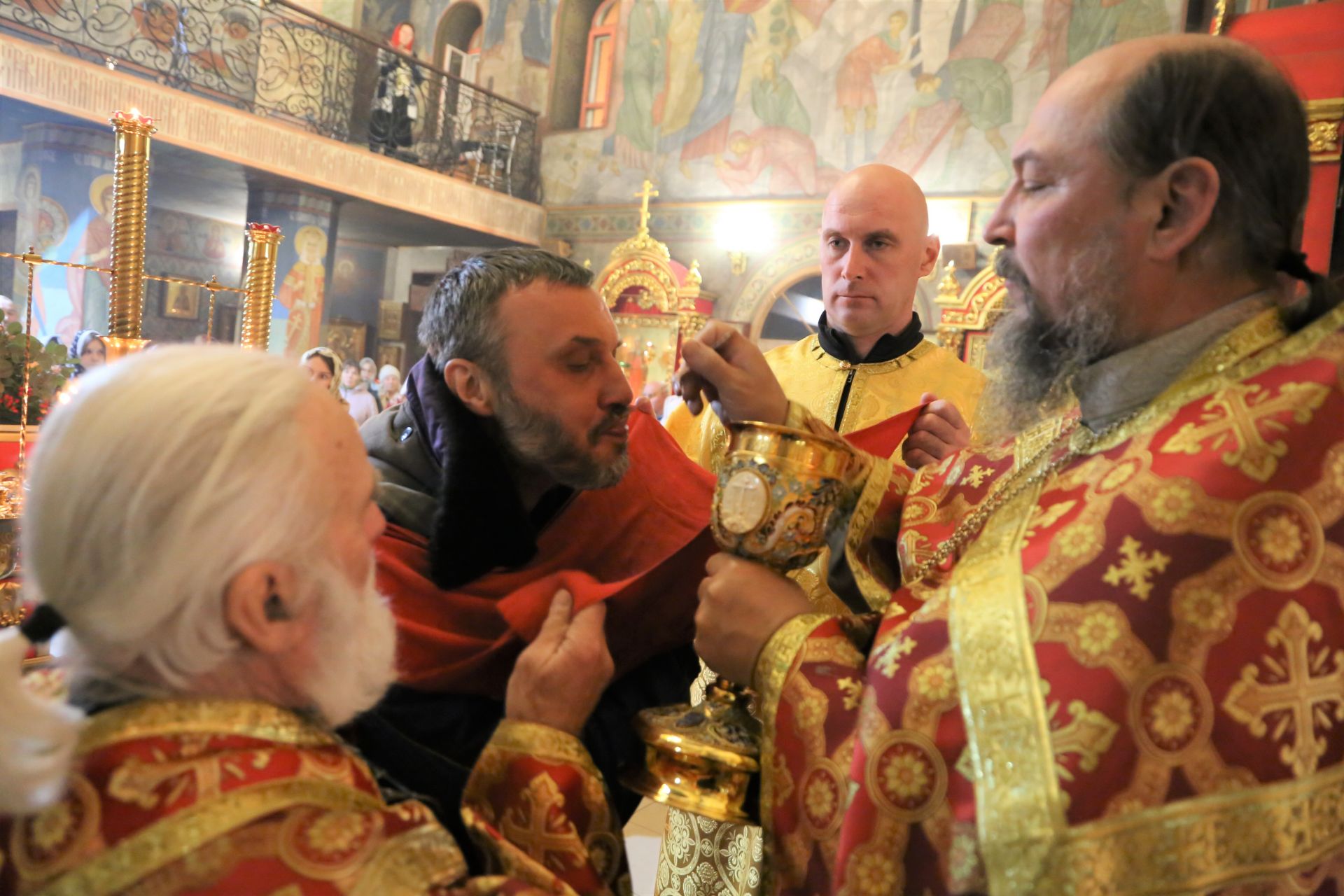 Фоторепортаж: пасхальная служба в Алексеевском