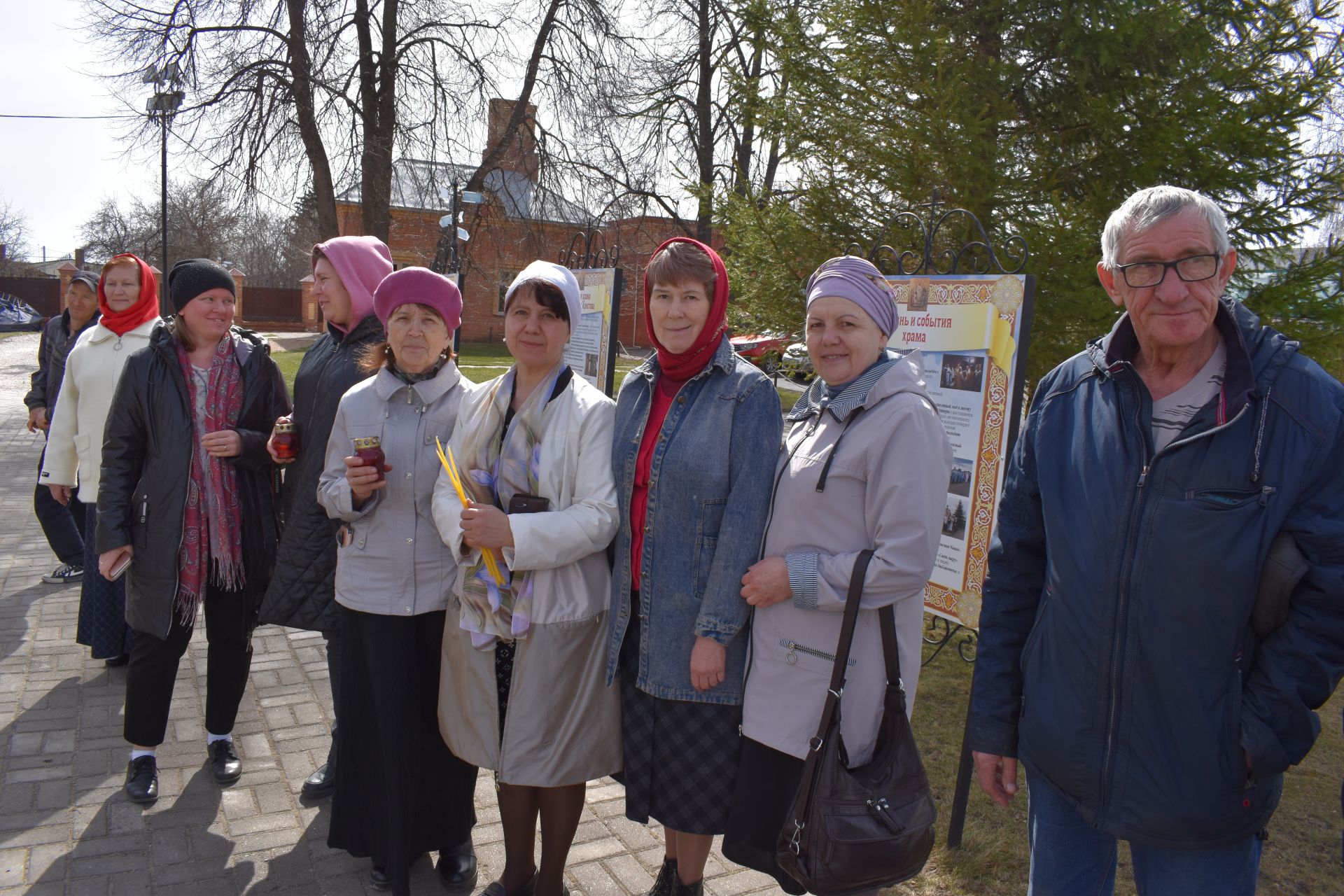 Фоторепортаж: пасхальная служба в Алексеевском