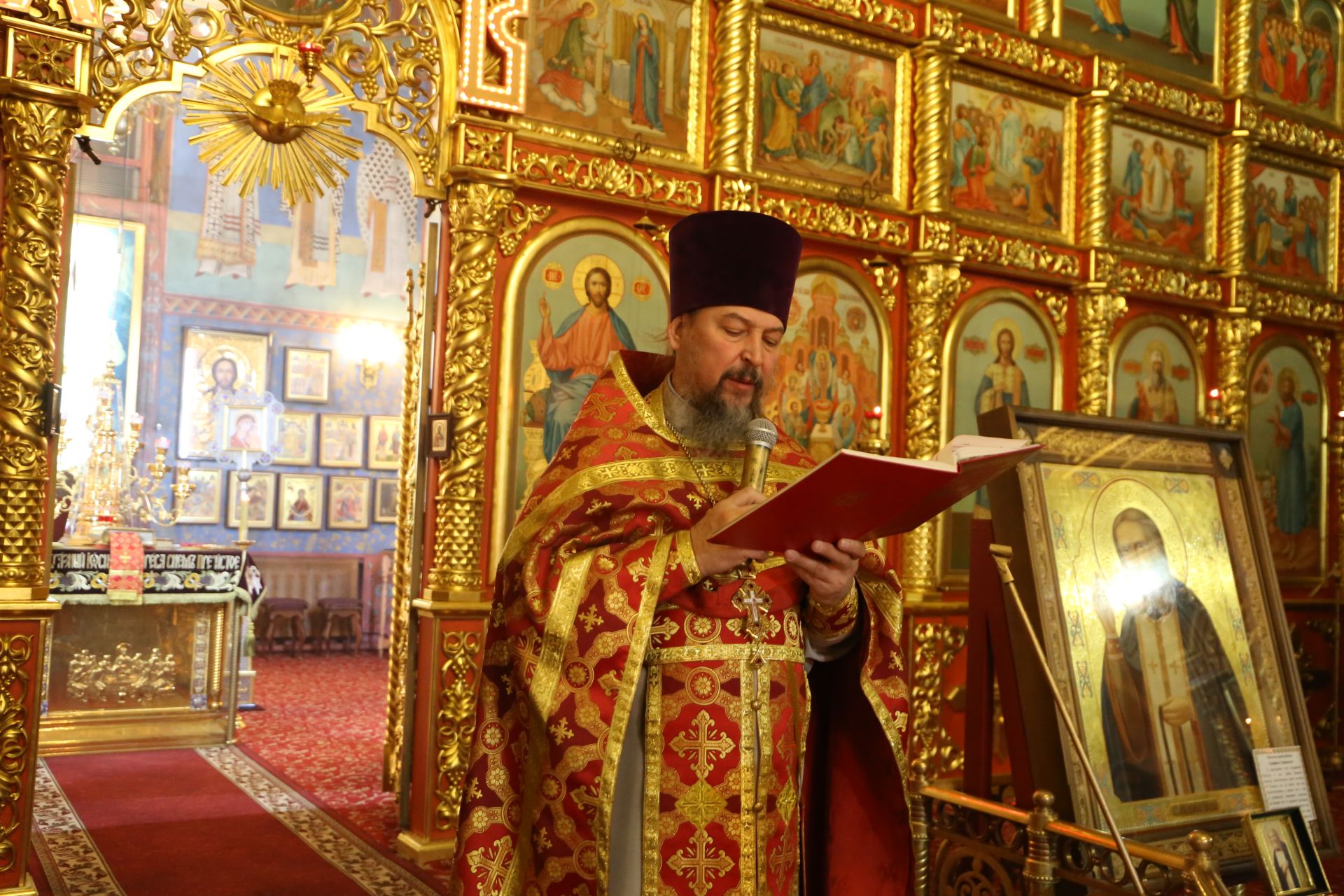 Фоторепортаж: пасхальная служба в Алексеевском