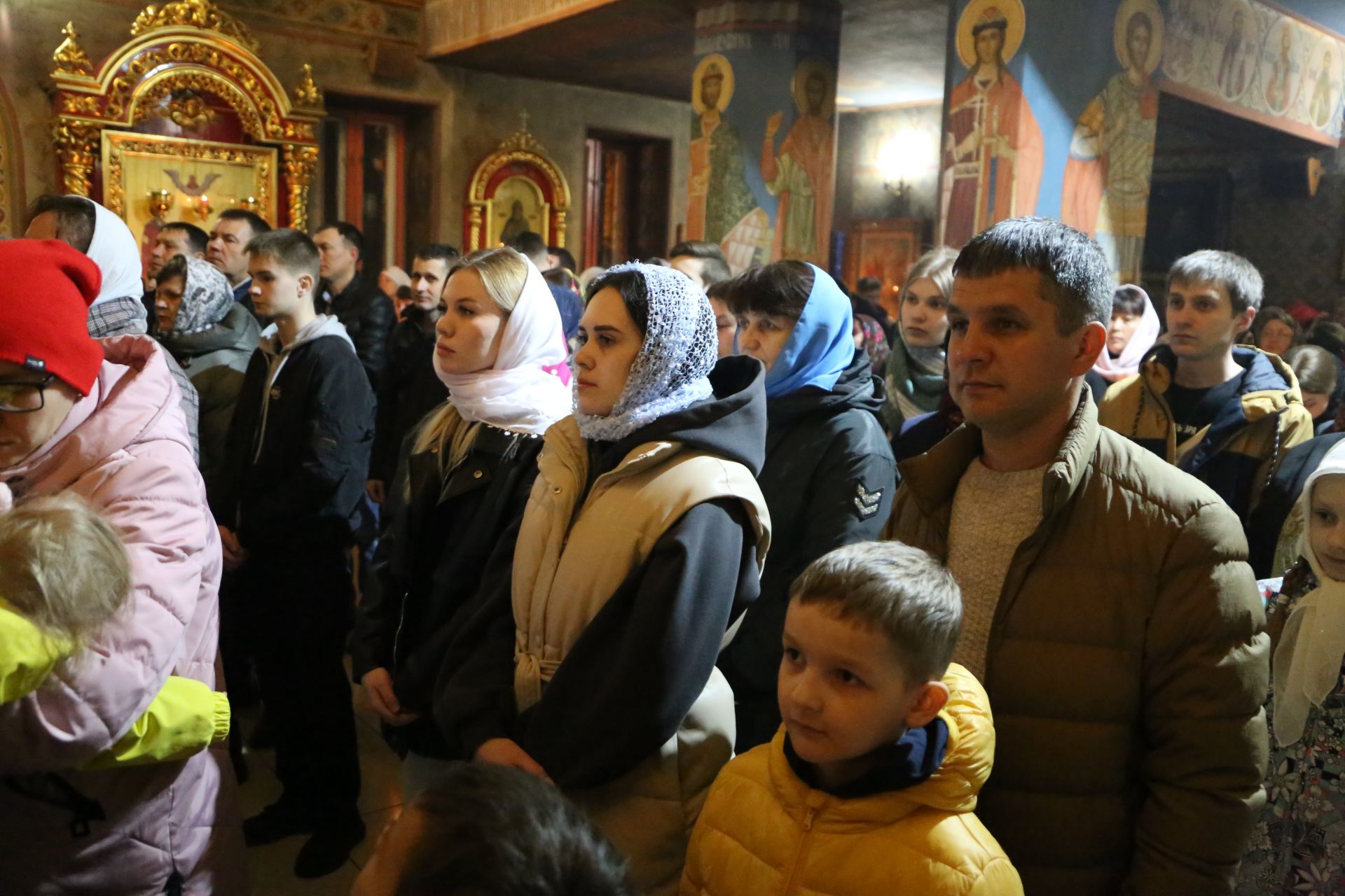 Фоторепортаж: пасхальная служба в Алексеевском