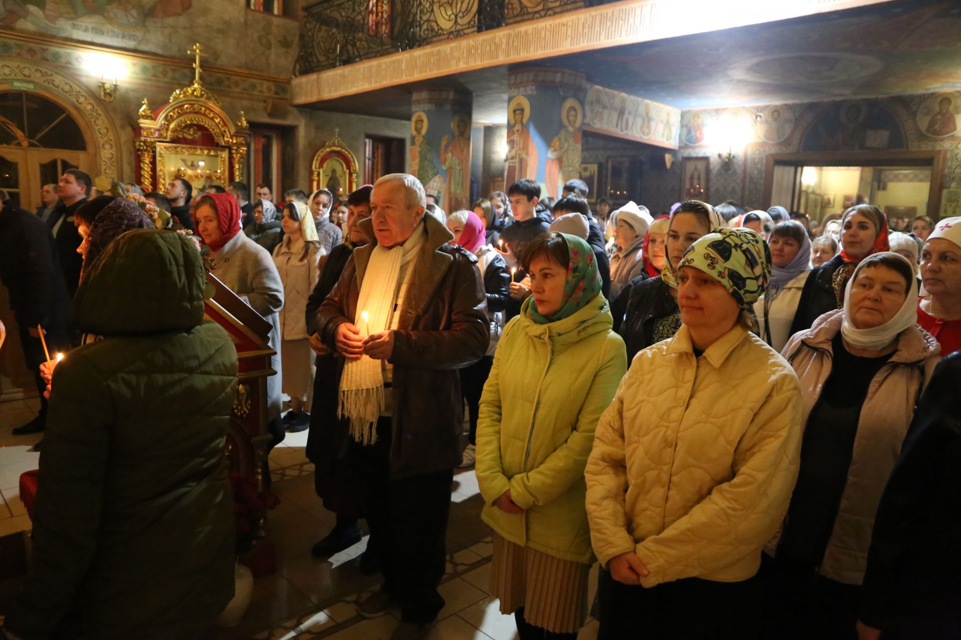 Фоторепортаж: пасхальная служба в Алексеевском