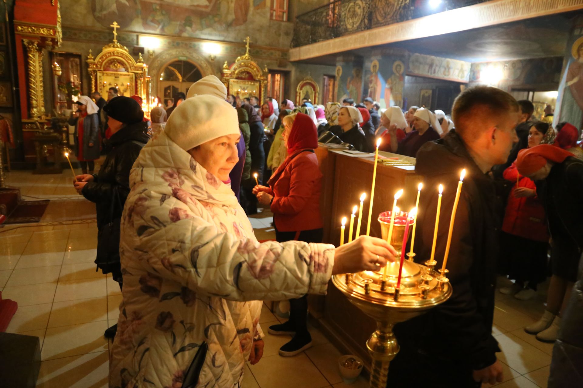 Фоторепортаж: пасхальная служба в Алексеевском