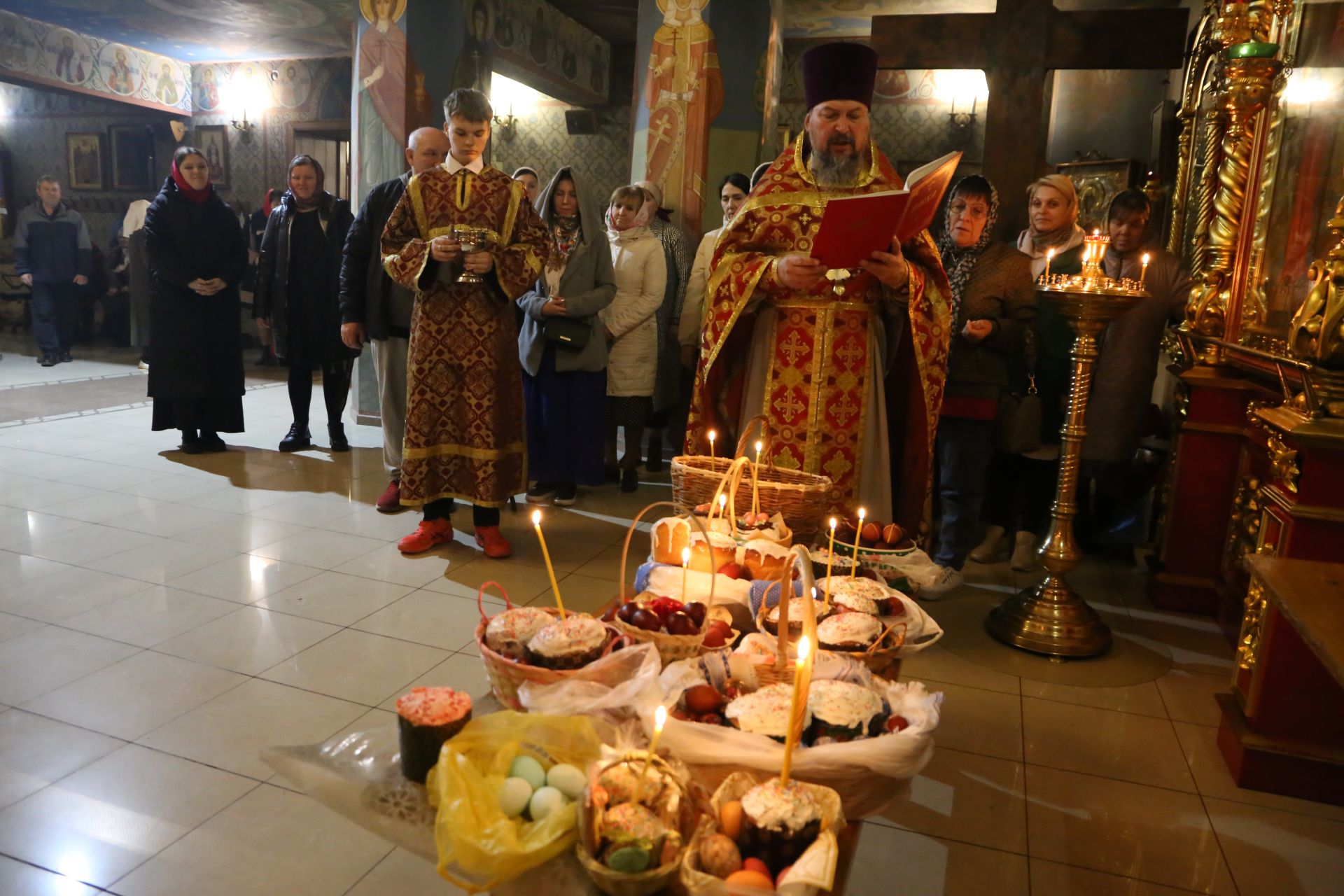 Фоторепортаж: пасхальная служба в Алексеевском