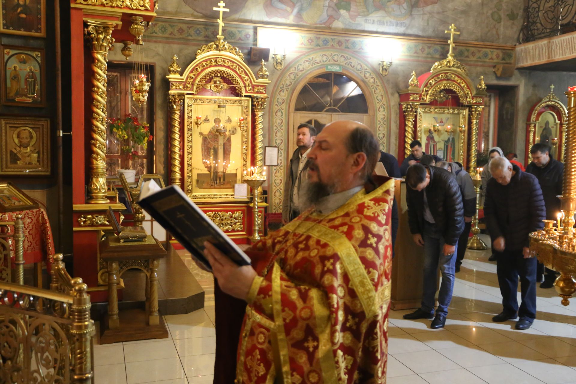 Фоторепортаж: пасхальная служба в Алексеевском