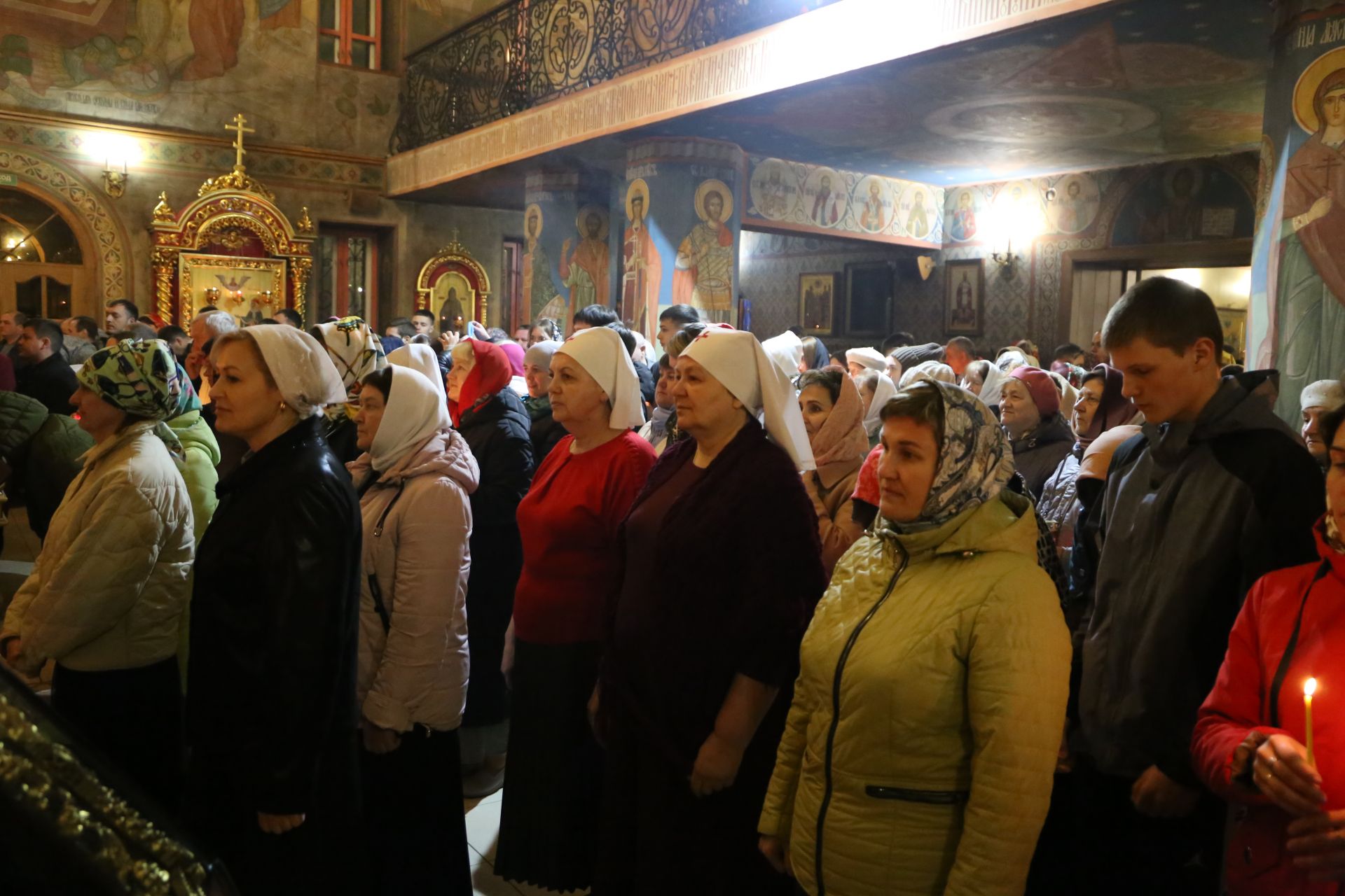 Фоторепортаж: пасхальная служба в Алексеевском