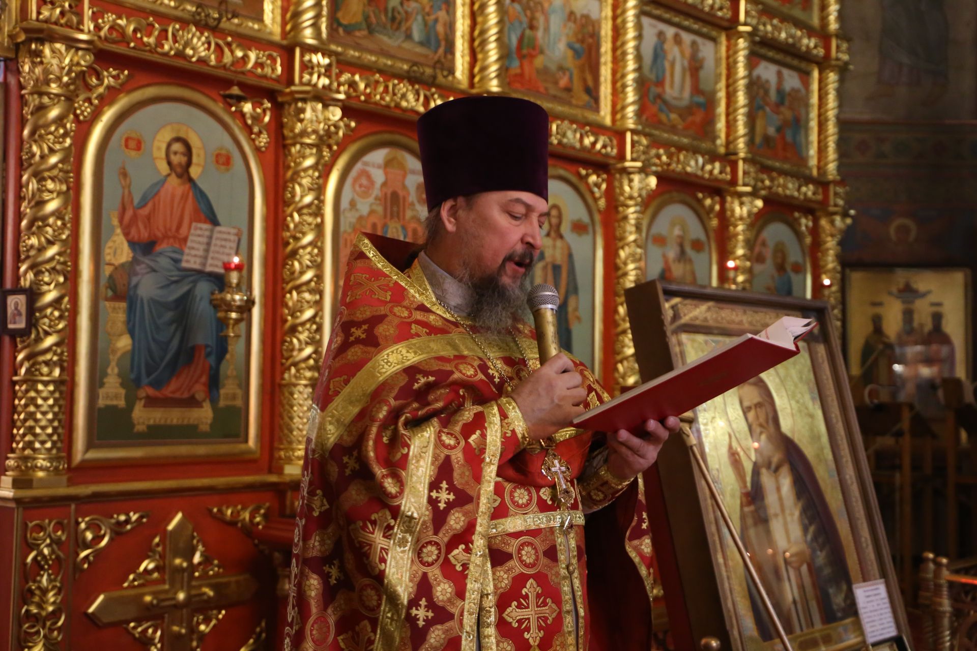 Фоторепортаж: пасхальная служба в Алексеевском