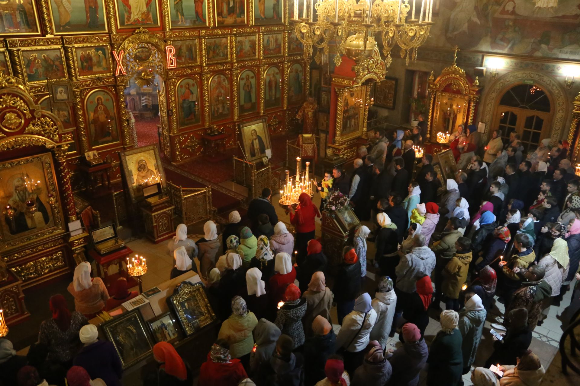 Фоторепортаж: пасхальная служба в Алексеевском