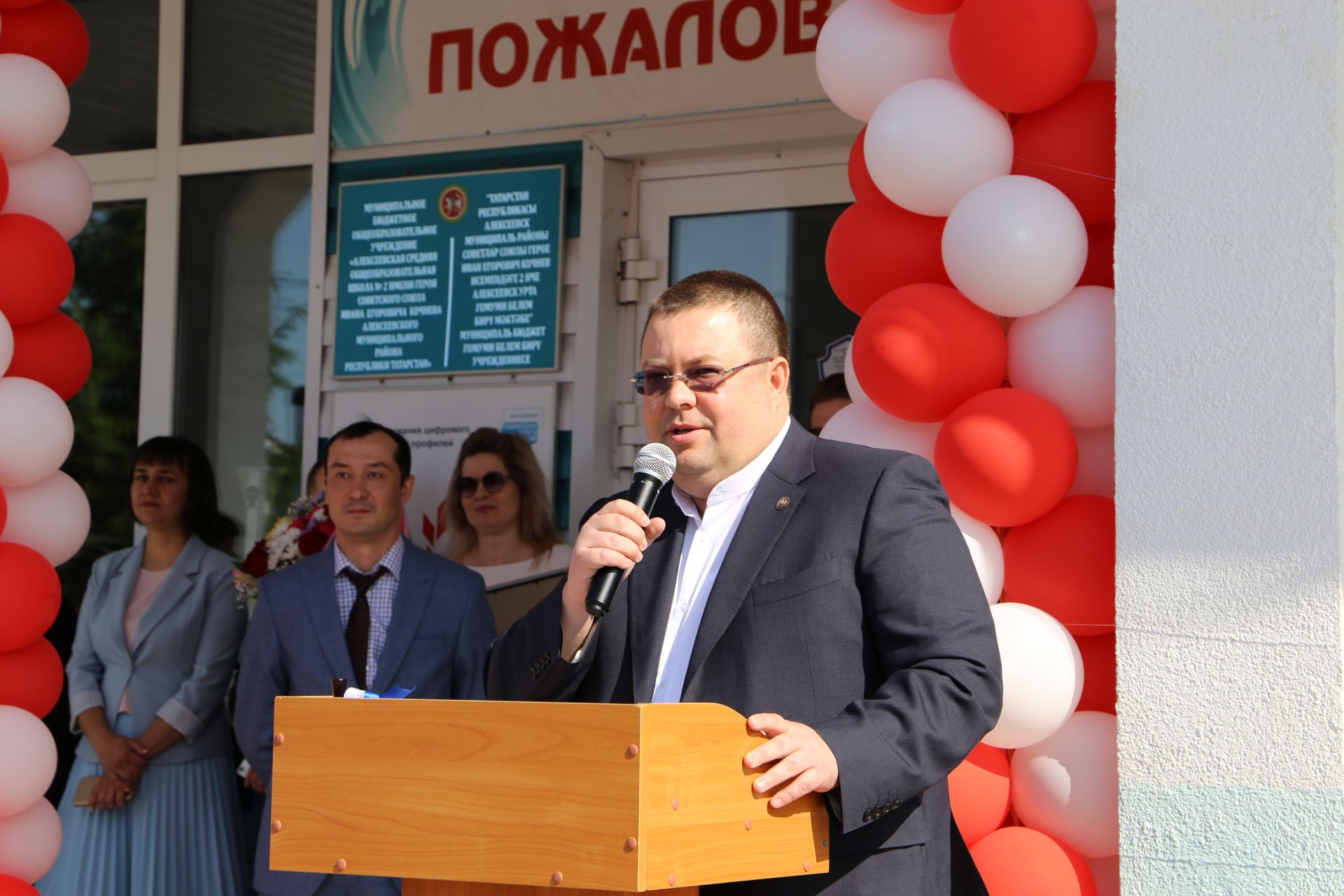 Глава Алексеевского района Сергей Демидов поздравил школьников с последним звонком