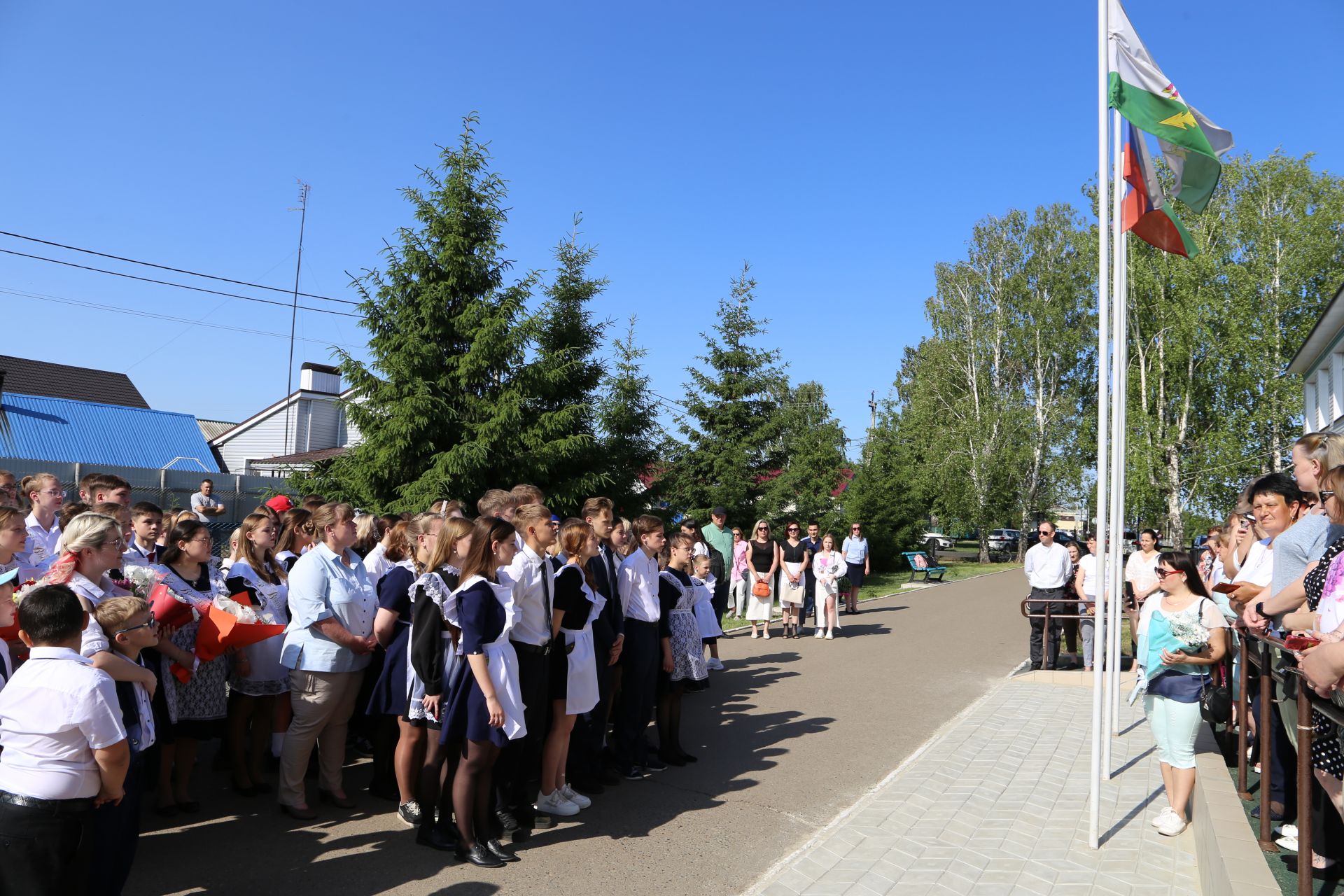 Глава Алексеевского района Сергей Демидов поздравил школьников с последним звонком