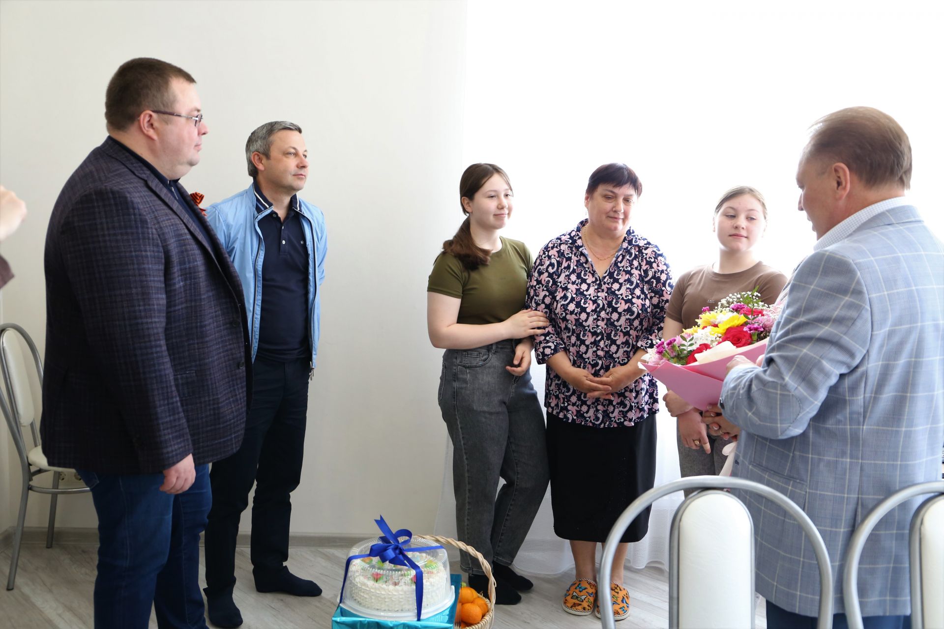 Айдар Метшин посетил семью мобилизованного во время рабочей поездки в Алексеевский район