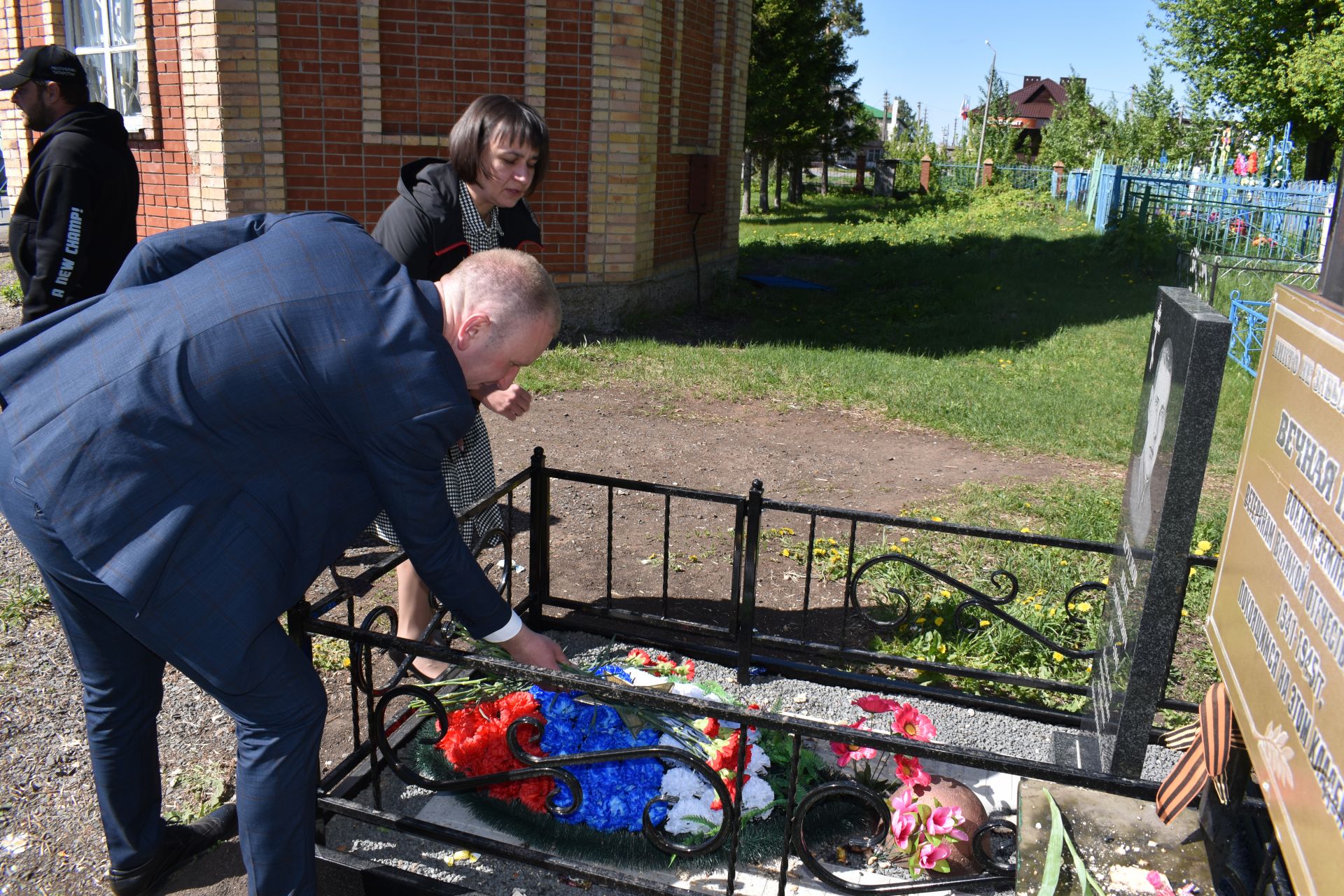Руководитель исполкома Алексеевского района возложил цветы к могиле лейтенанта Круглова
