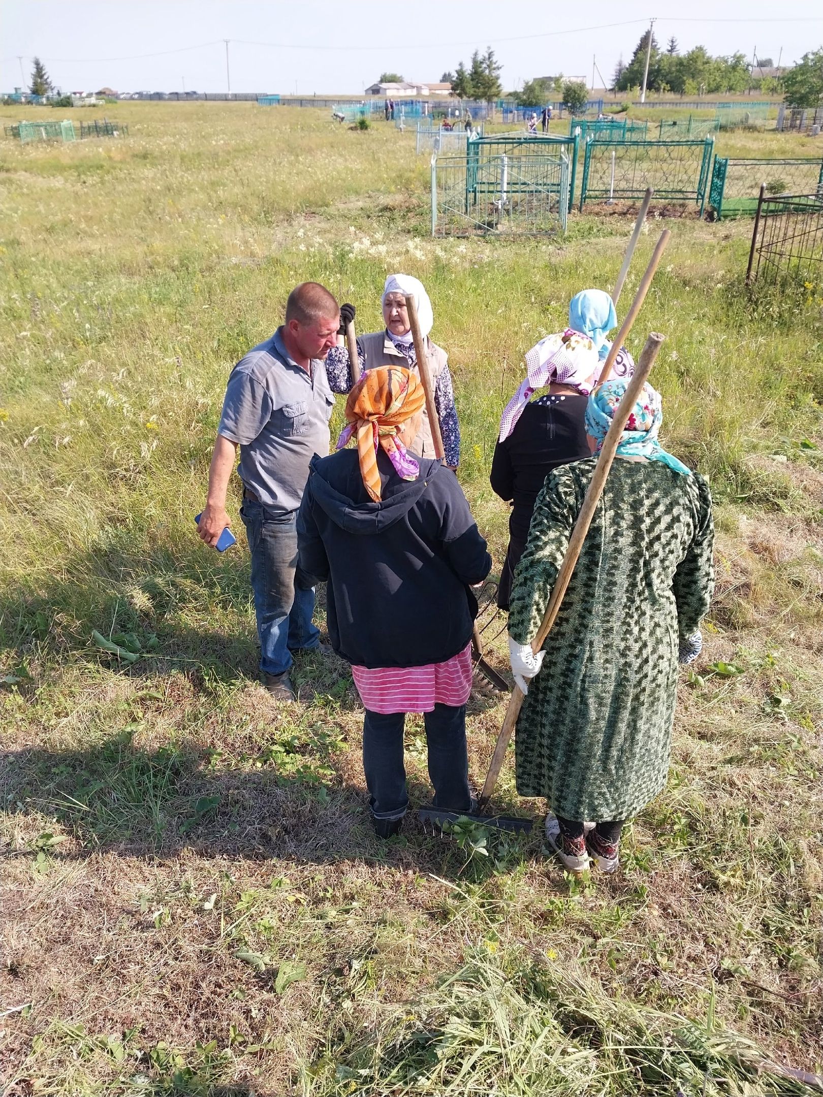 В Нижних Тиганах жители села вместе убрались на кладбище