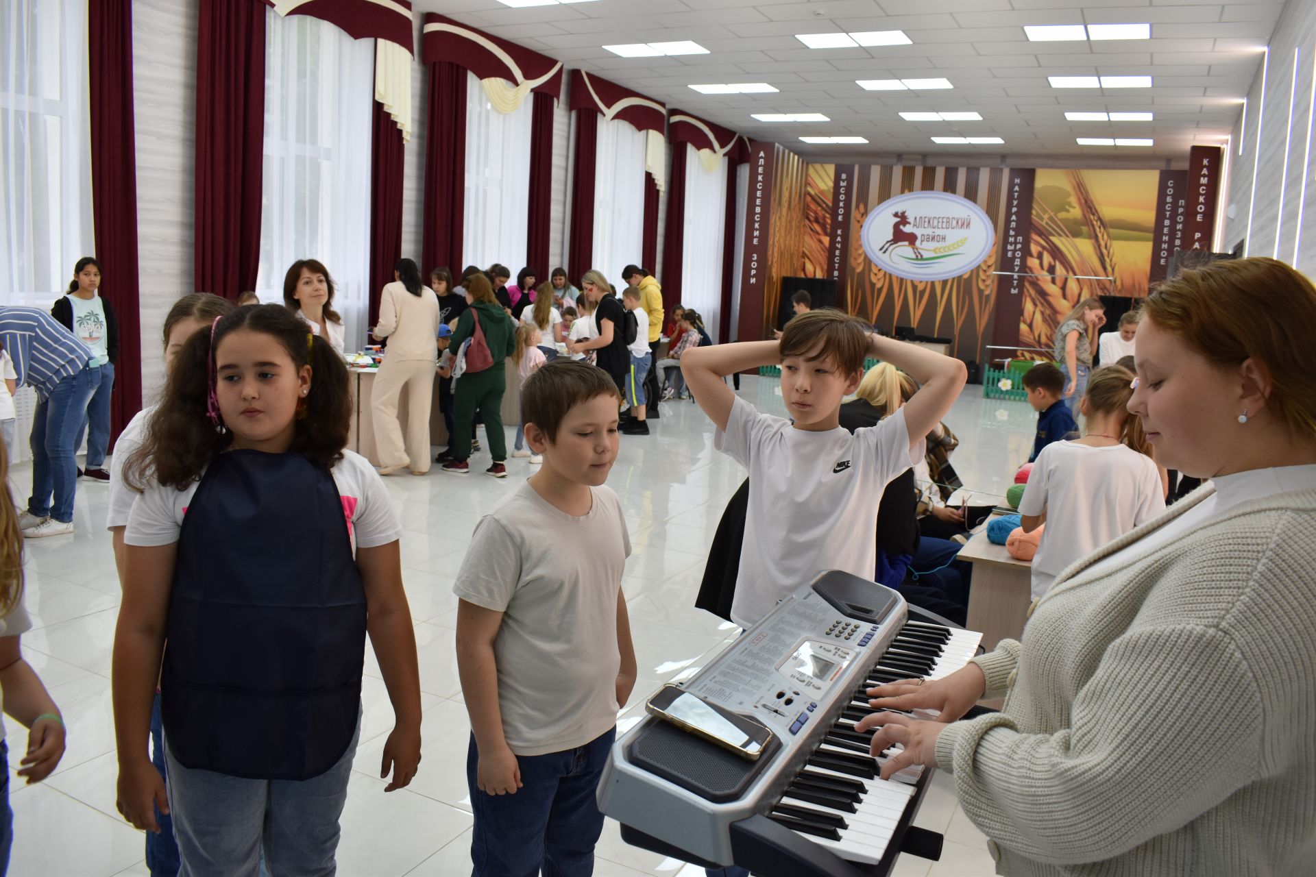 Алексеевские дети с ограниченными возможностями здоровья пели, лепили из глины и играли на музыкальных инструментах