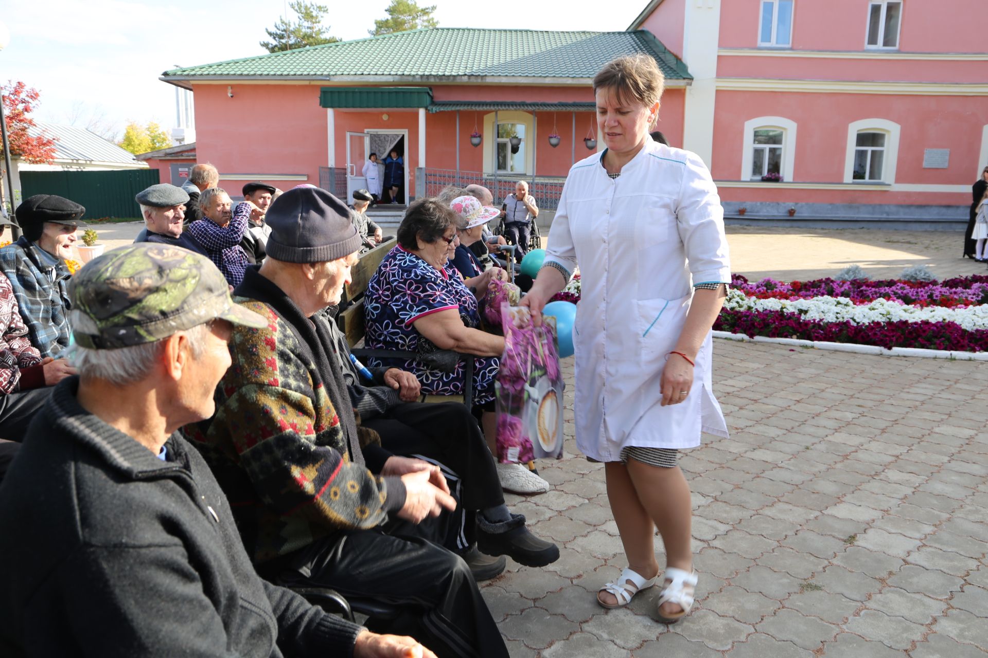 В доме-интернате в Больших Полянках прошел концерт, посвященный Дню пожилого человека