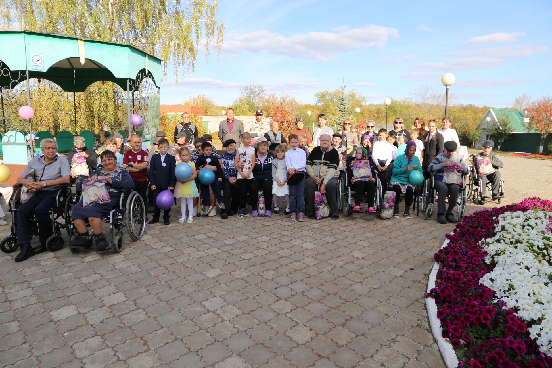 В доме-интернате в Больших Полянках прошел концерт, посвященный Дню пожилого человека