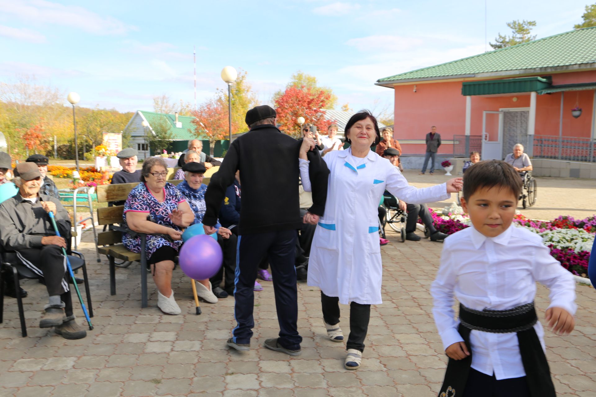 В доме-интернате в Больших Полянках прошел концерт, посвященный Дню пожилого человека