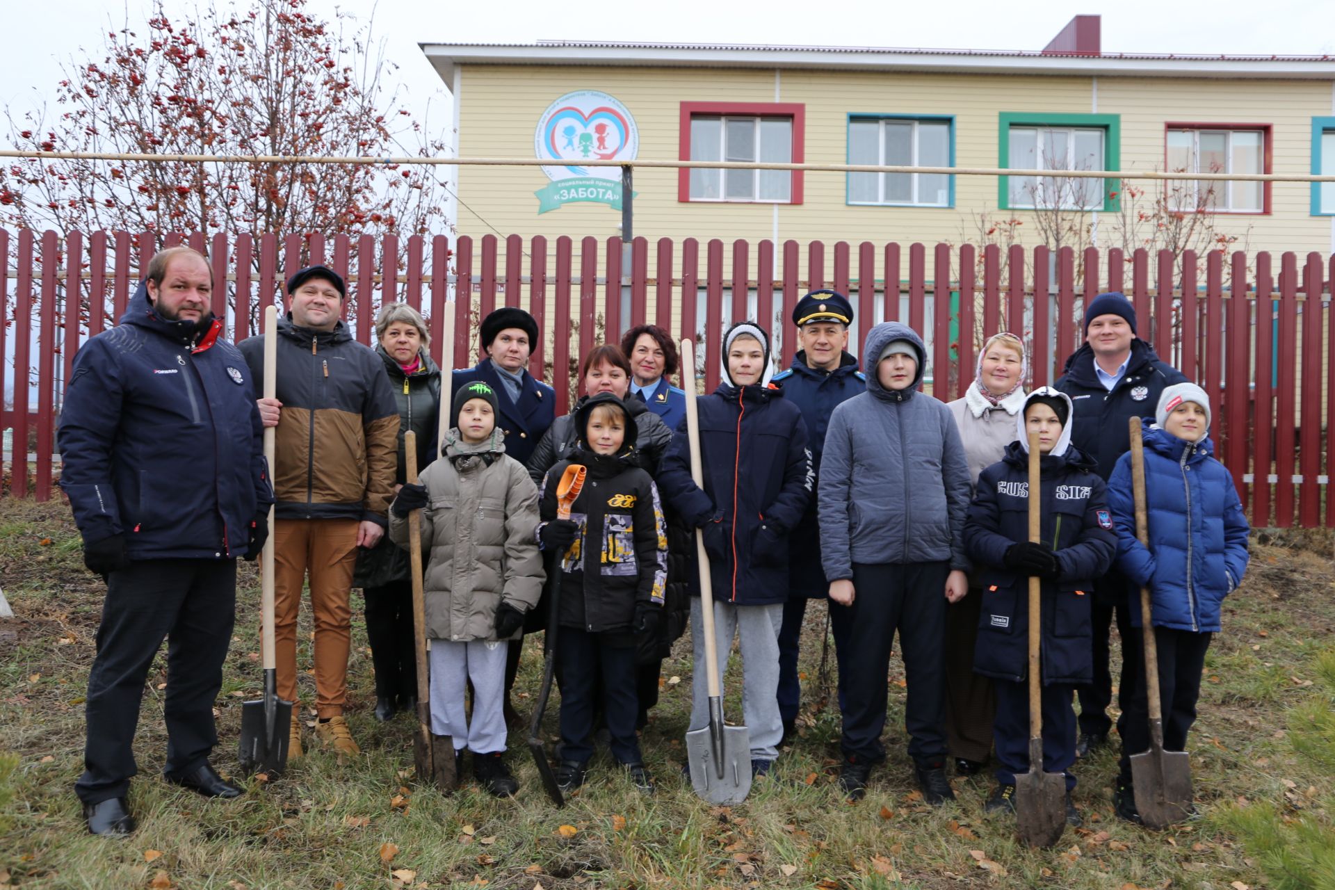 Работники прокуратуры и воспитанники приюта «Забота» высадили аллею деревьев