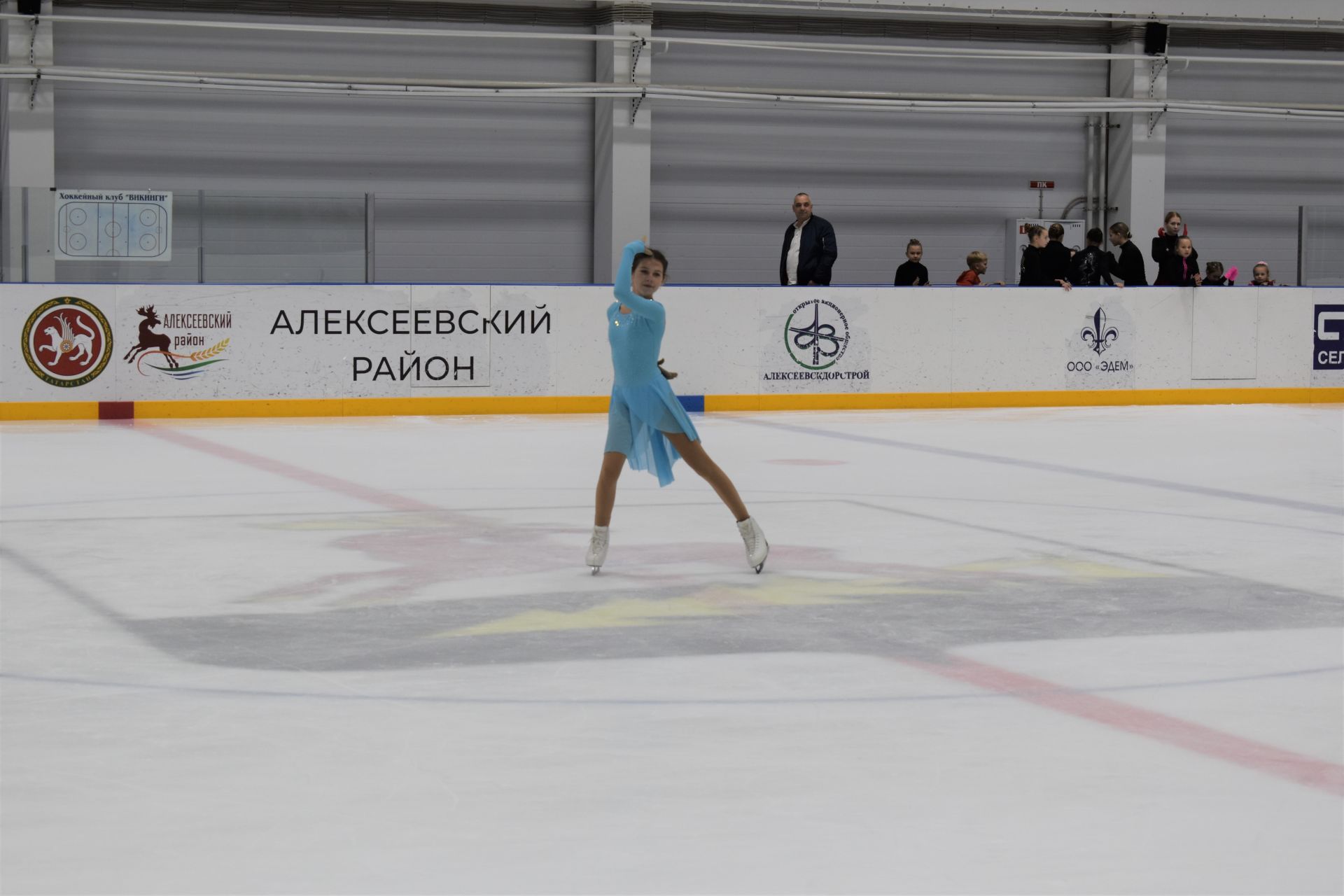 Юные фигуристки порадовали зрителей открытой программой, посвящённой Дню матери