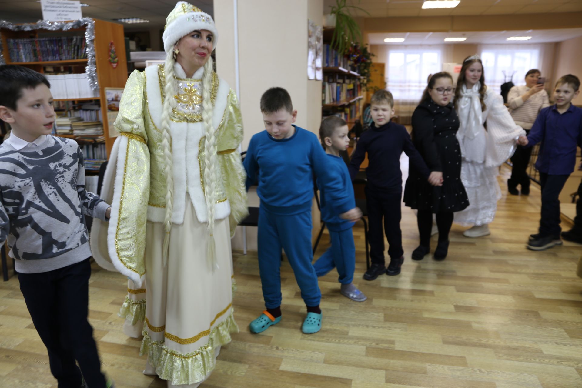 Новогоднюю сказку для детей устроили сотрудники Алексеевской библиотеки