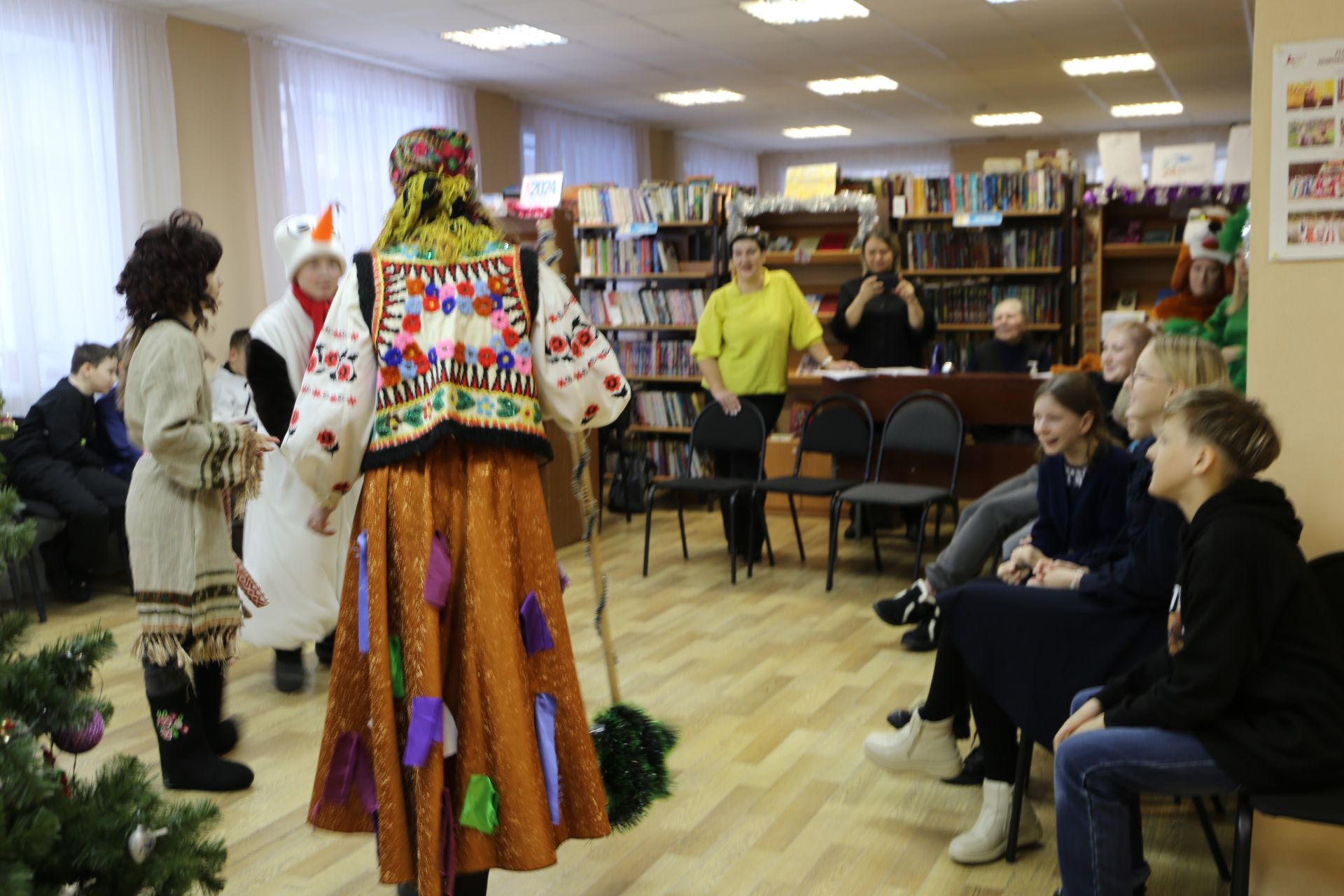 Новогоднюю сказку для детей устроили сотрудники Алексеевской библиотеки