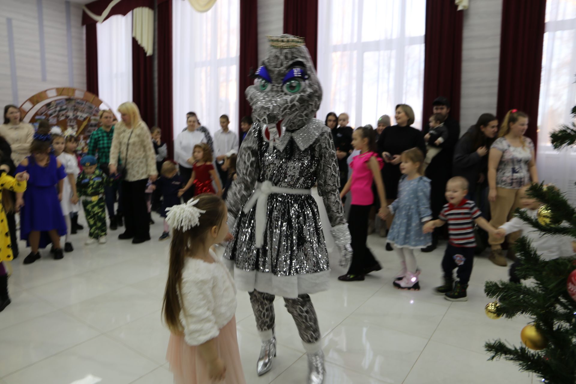 В Алексеевском состоялось новогоднее представление для детей участников СВО