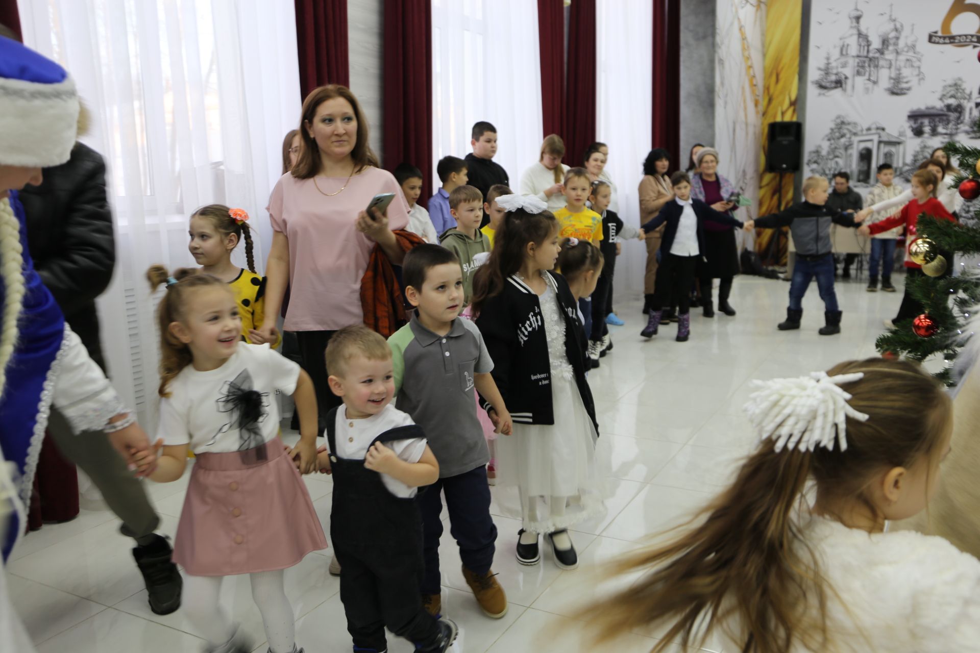 В Алексеевском состоялось новогоднее представление для детей участников СВО