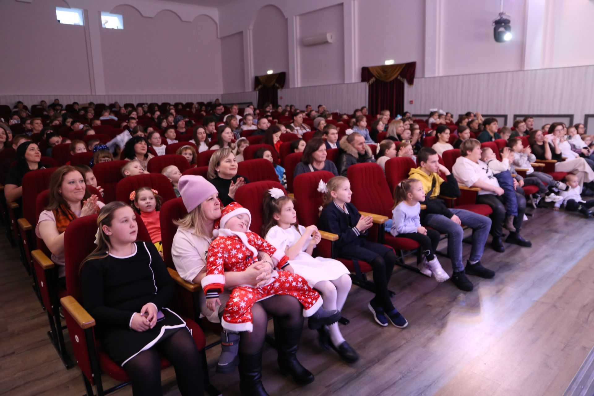 В Алексеевском состоялось новогоднее представление для детей участников СВО