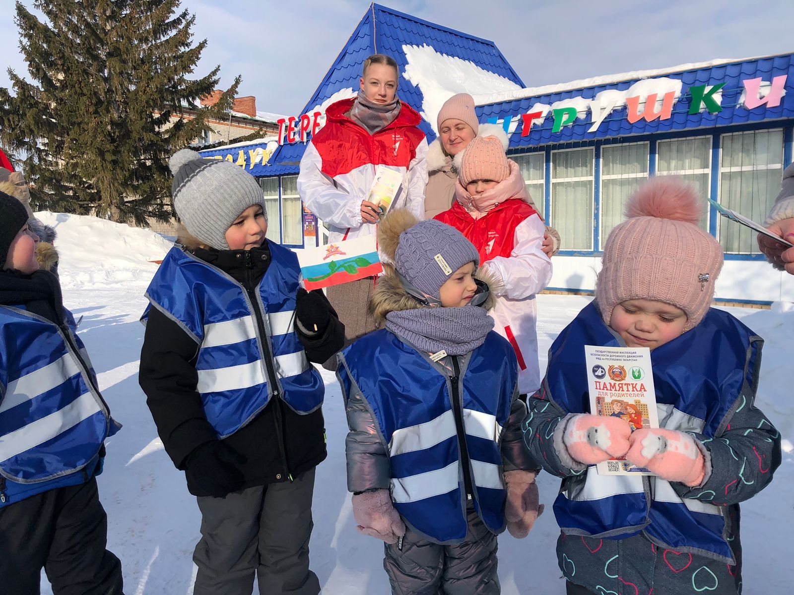 Дошкольники вручили водителям поздравительные открытки