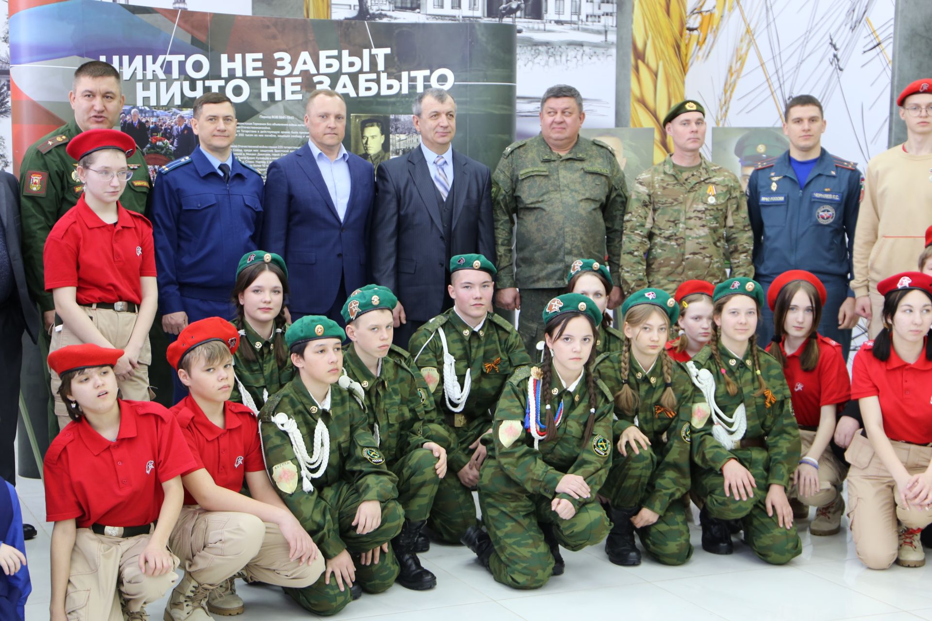 В Алексеевском районе открылась патриотическая выставка «Герои среди нас»