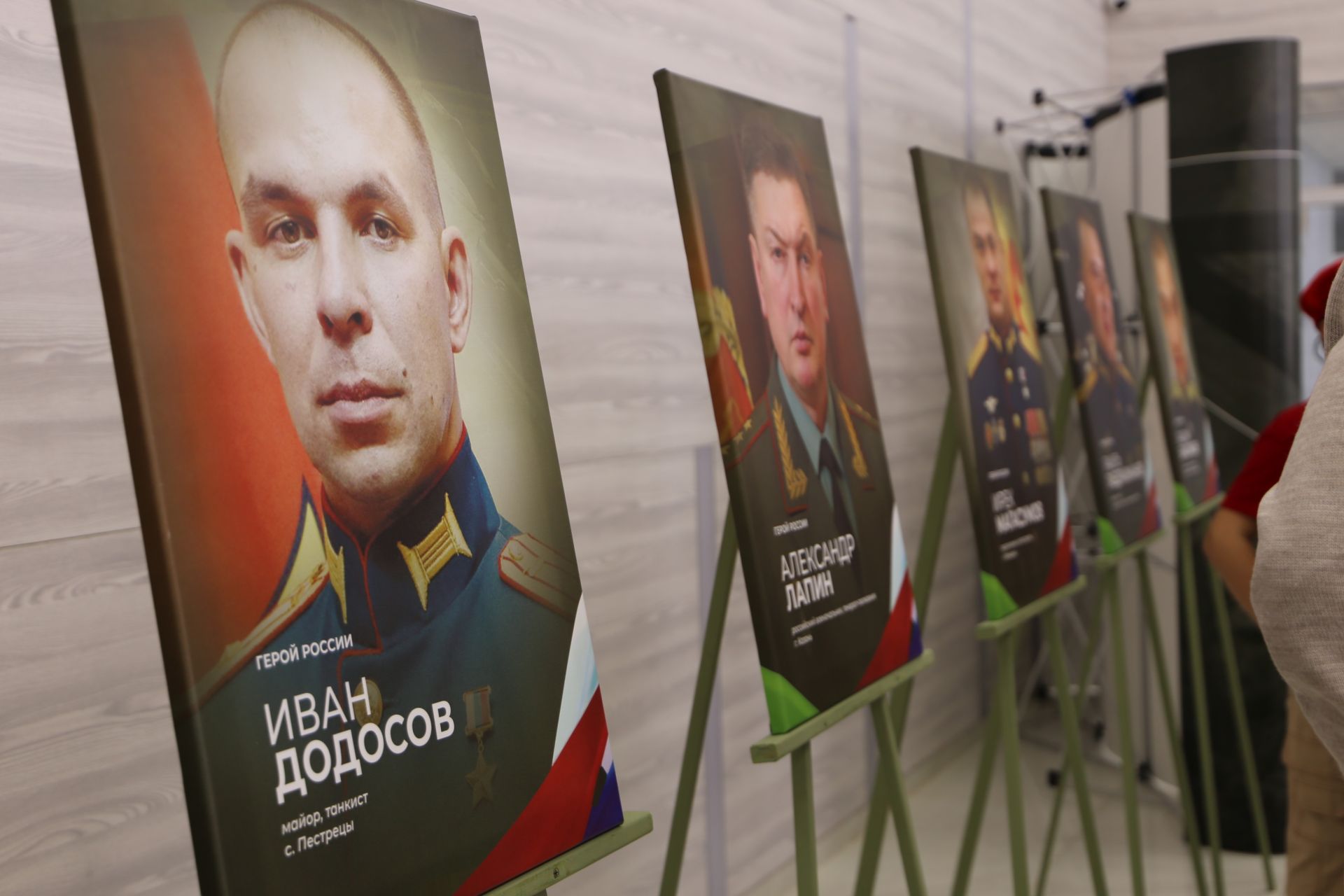 В Алексеевском районе открылась патриотическая выставка «Герои среди нас»