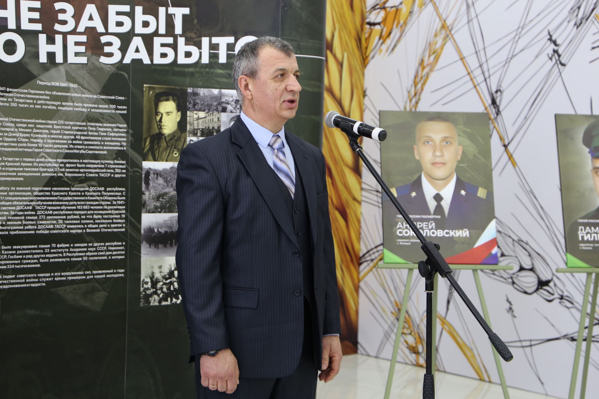 В Алексеевском районе открылась патриотическая выставка «Герои среди нас»