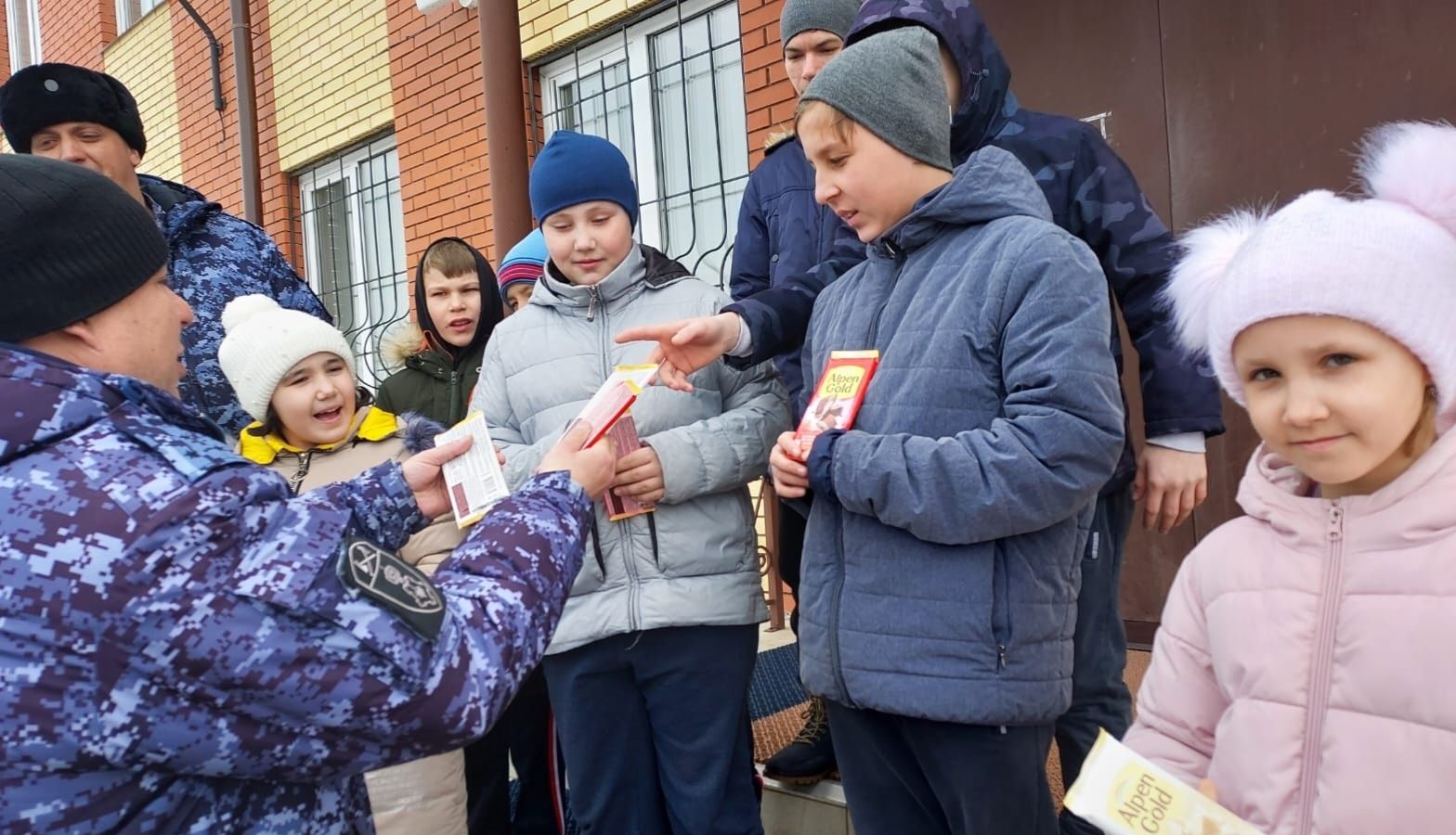 Воспитанники алексеевского приюта Забота побывали в гостях у сотрудников Росгвардии