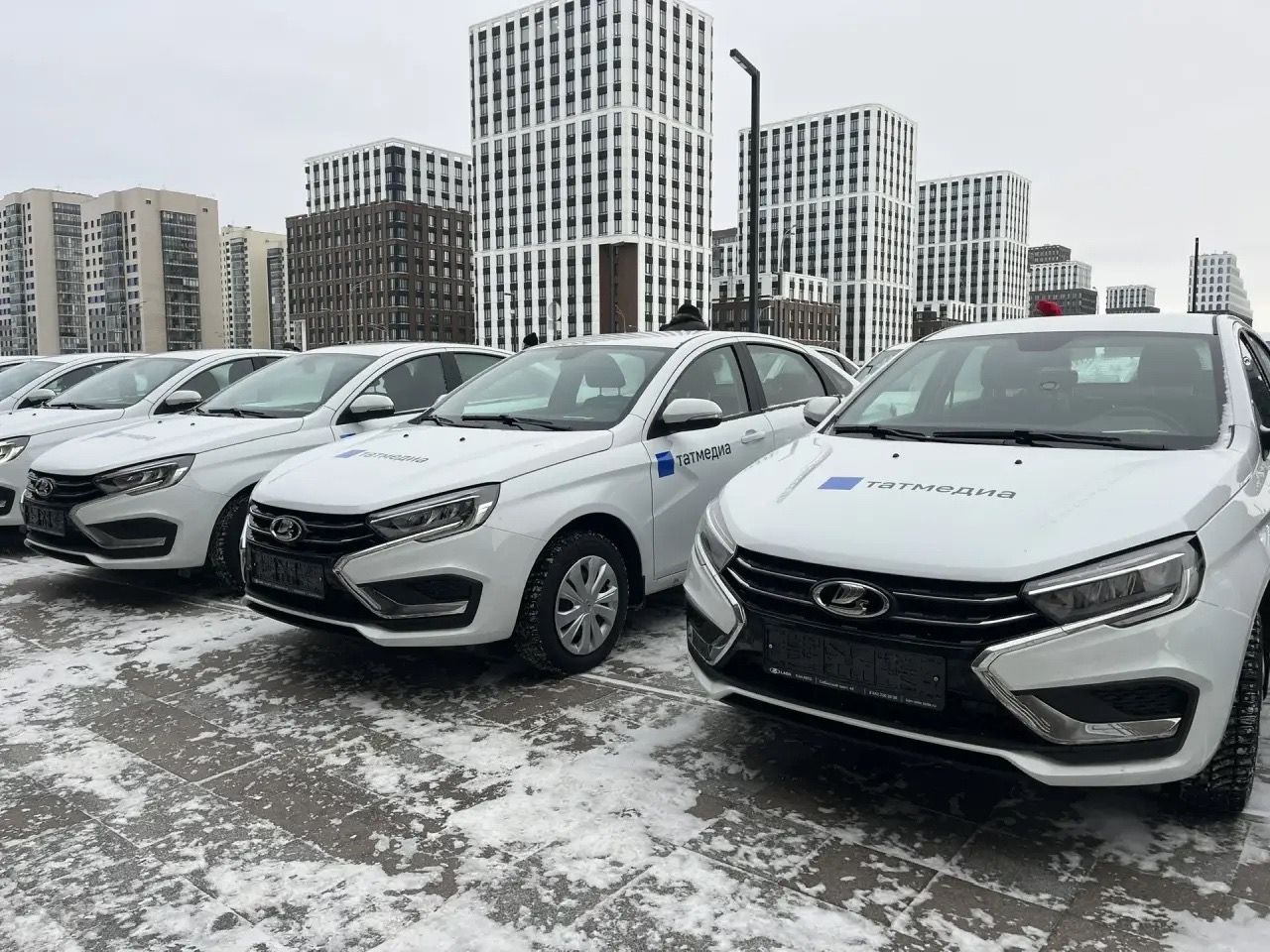 Рустам Минниханов подарил автомобили районным и республиканским СМИ