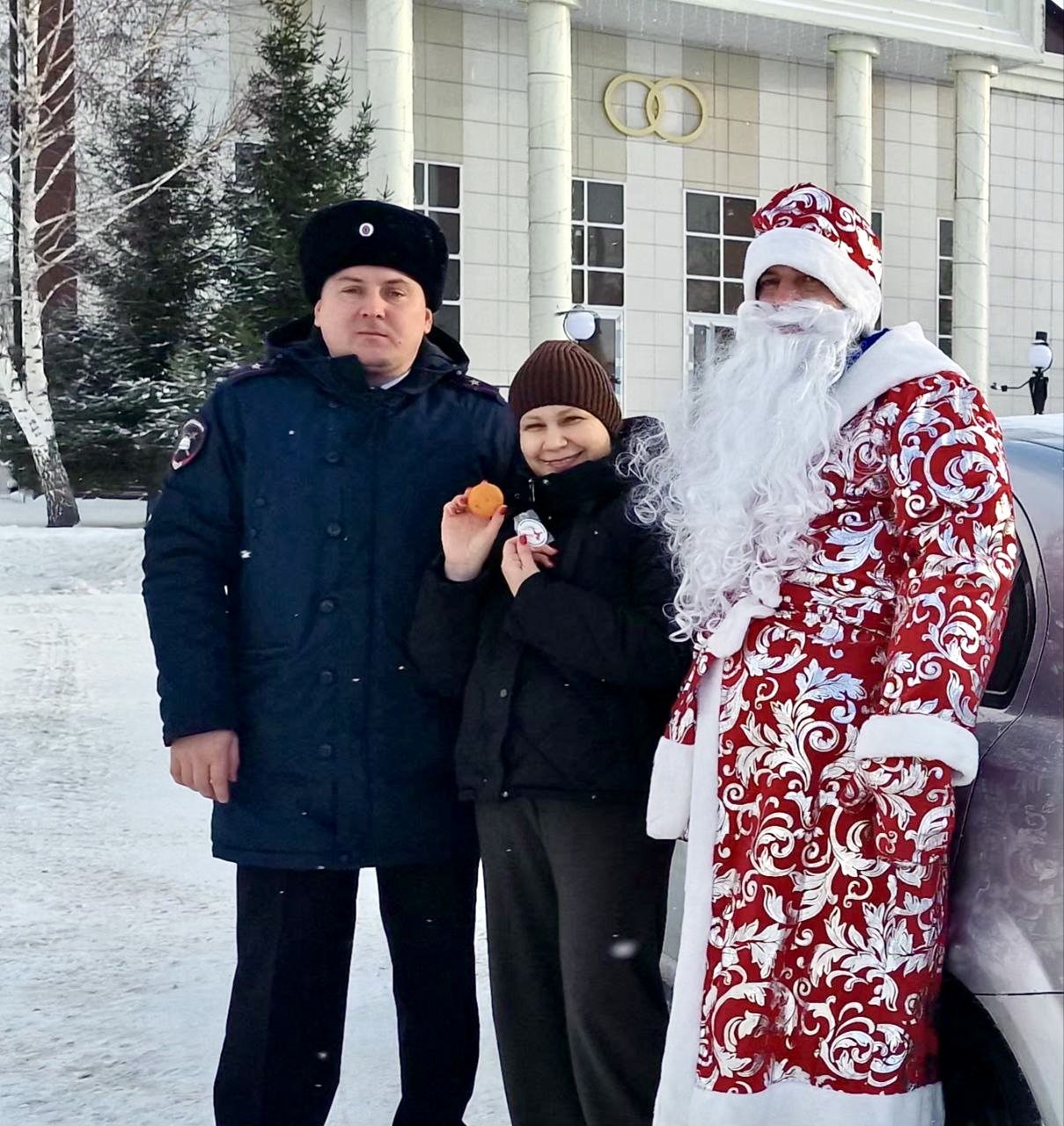 Сотрудники Госавтоинспекции поздравили алексеевцев с Новым годом и напомнили о соблюдении ПДД