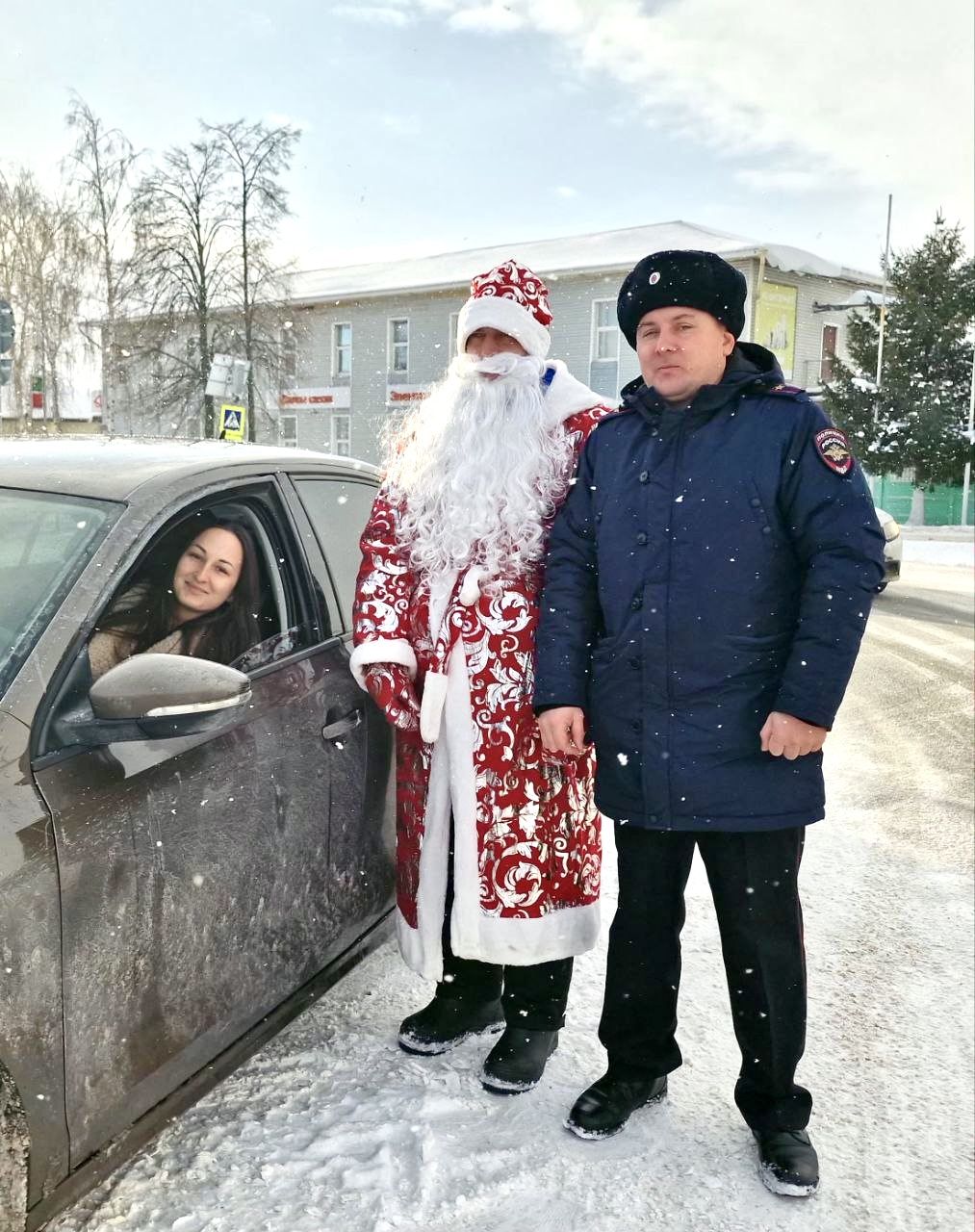 Сотрудники Госавтоинспекции поздравили алексеевцев с Новым годом и напомнили о соблюдении ПДД