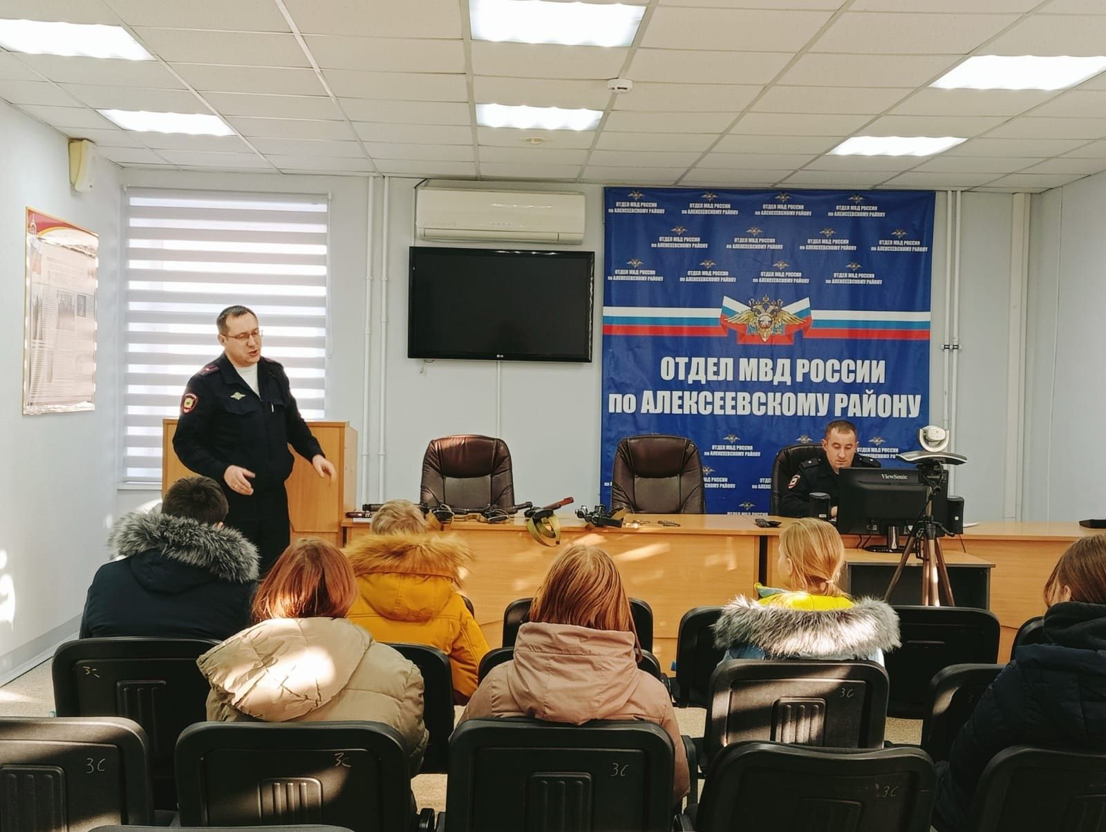 Экскурсия в МВД: школьники узнали о буднях полицейских