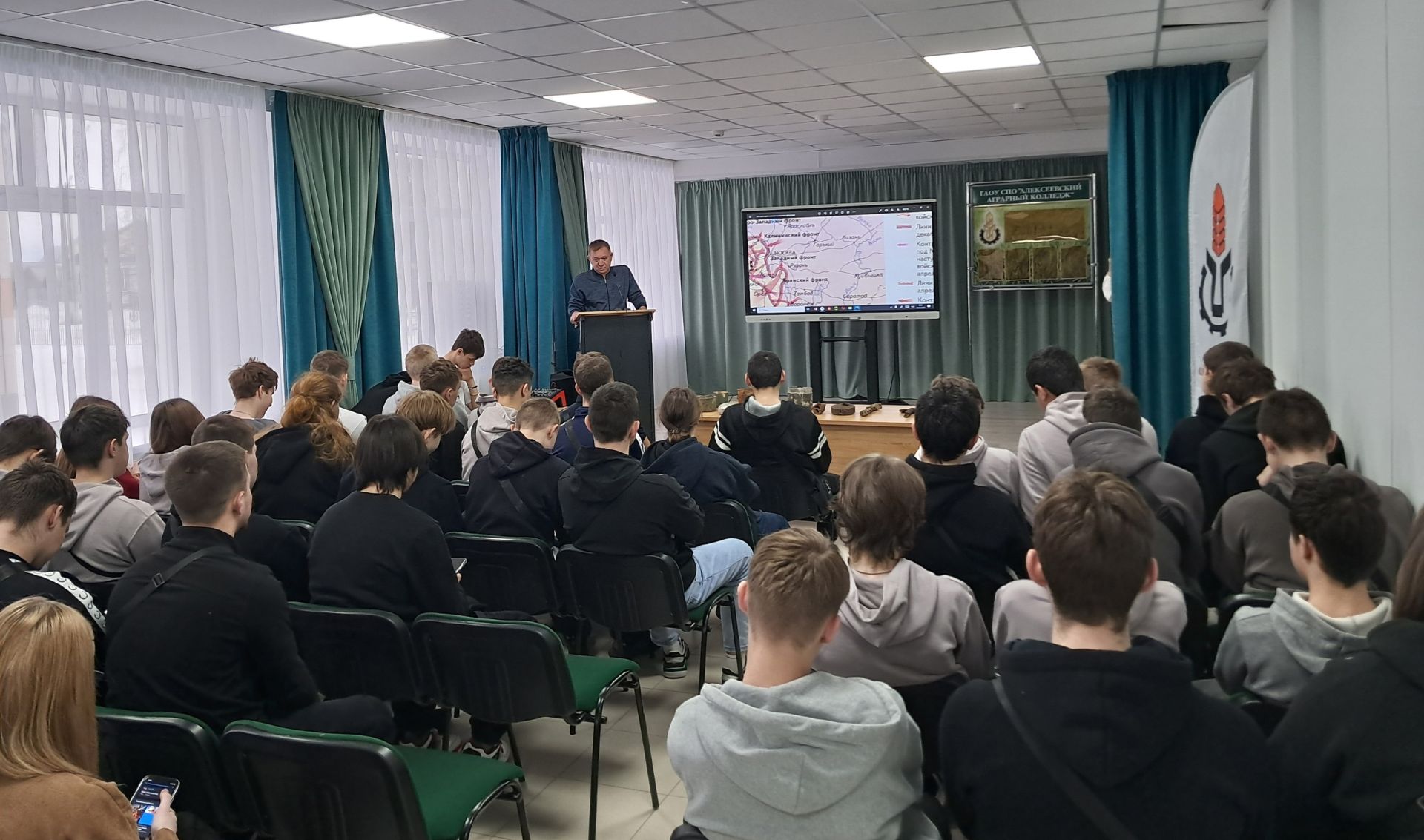 В честь Дня воинской славы в Алексеевском аграрном колледже прошла выставка