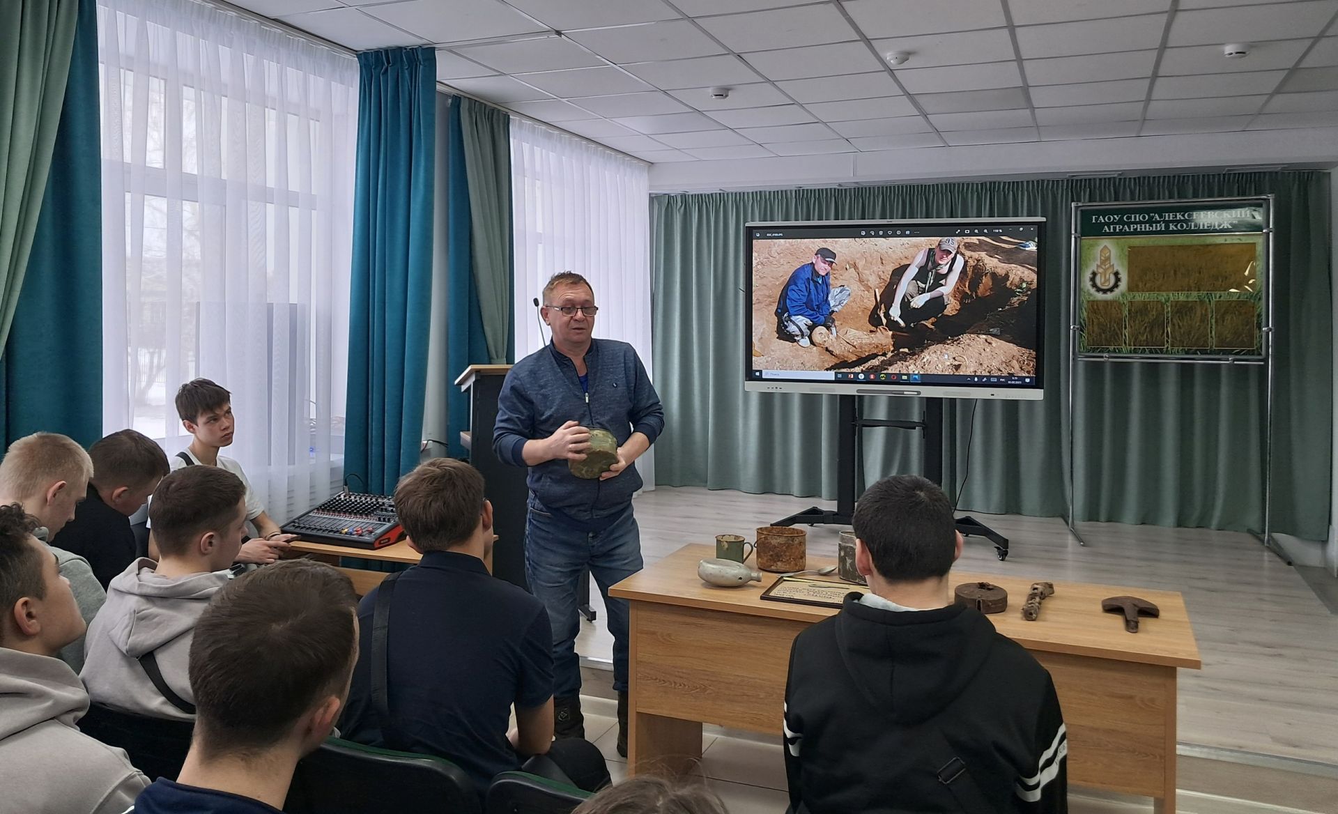 В честь Дня воинской славы в Алексеевском аграрном колледже прошла выставка