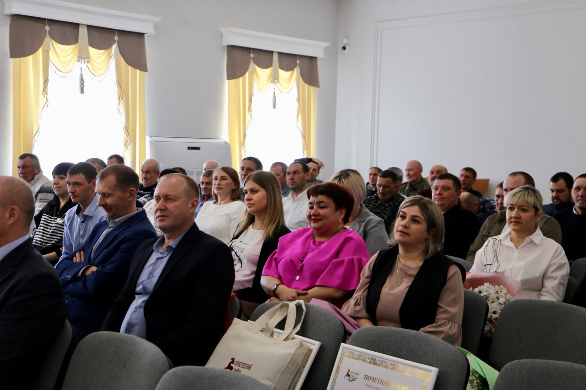 Лучшие работники ЖКХ Алексеевского района получили награды