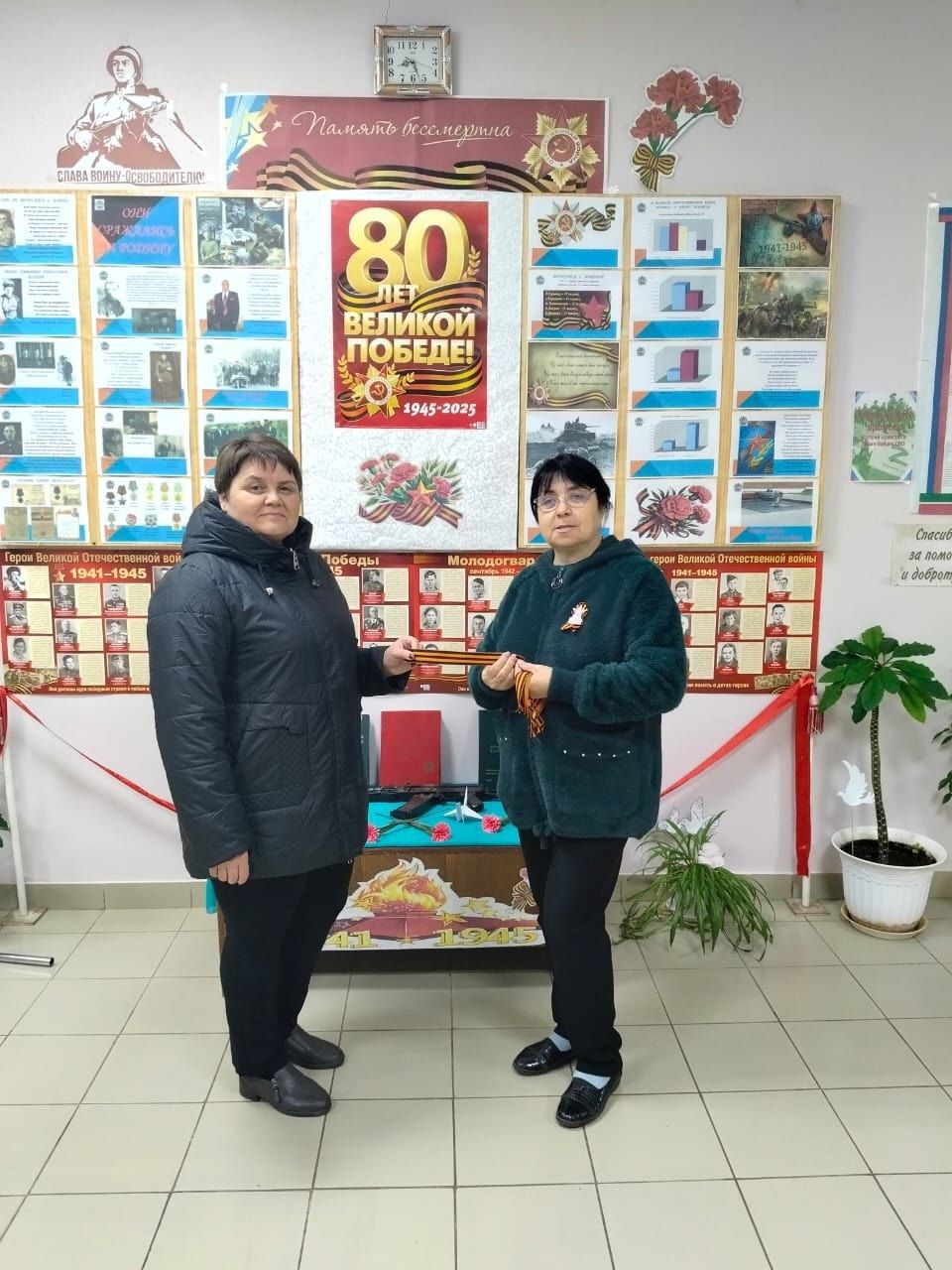 Жители Алексеевского района получают Георгиевские ленточки