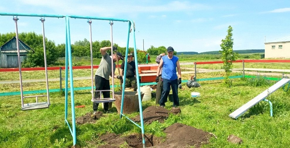 Детская площадка в селе Базяково Алексеевского района : место, где снова звучит детский смех