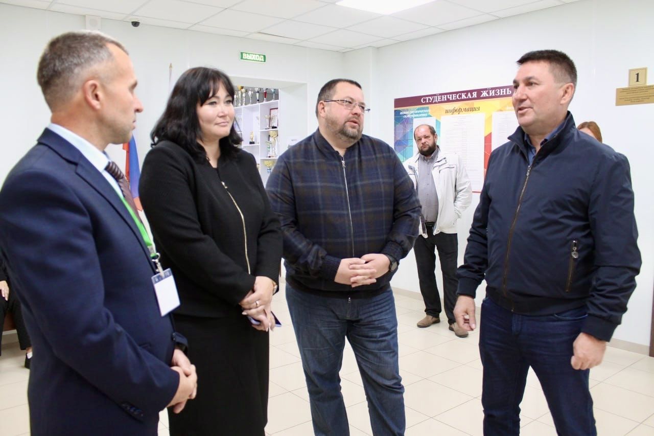Глава района и министр лесного хозяйства побывали на избирательных участках