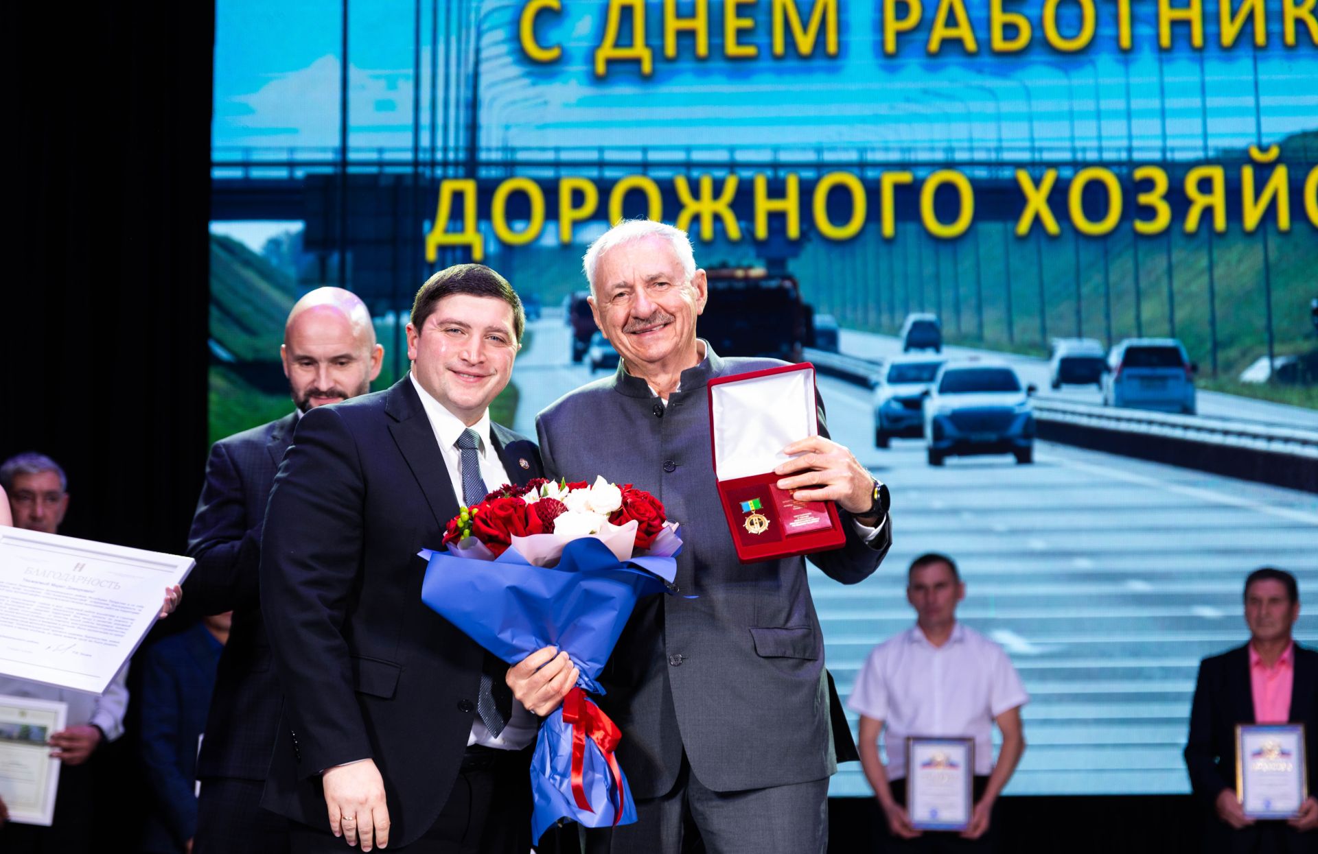 В Алексеевском районе наградили работников дорожной отрасли