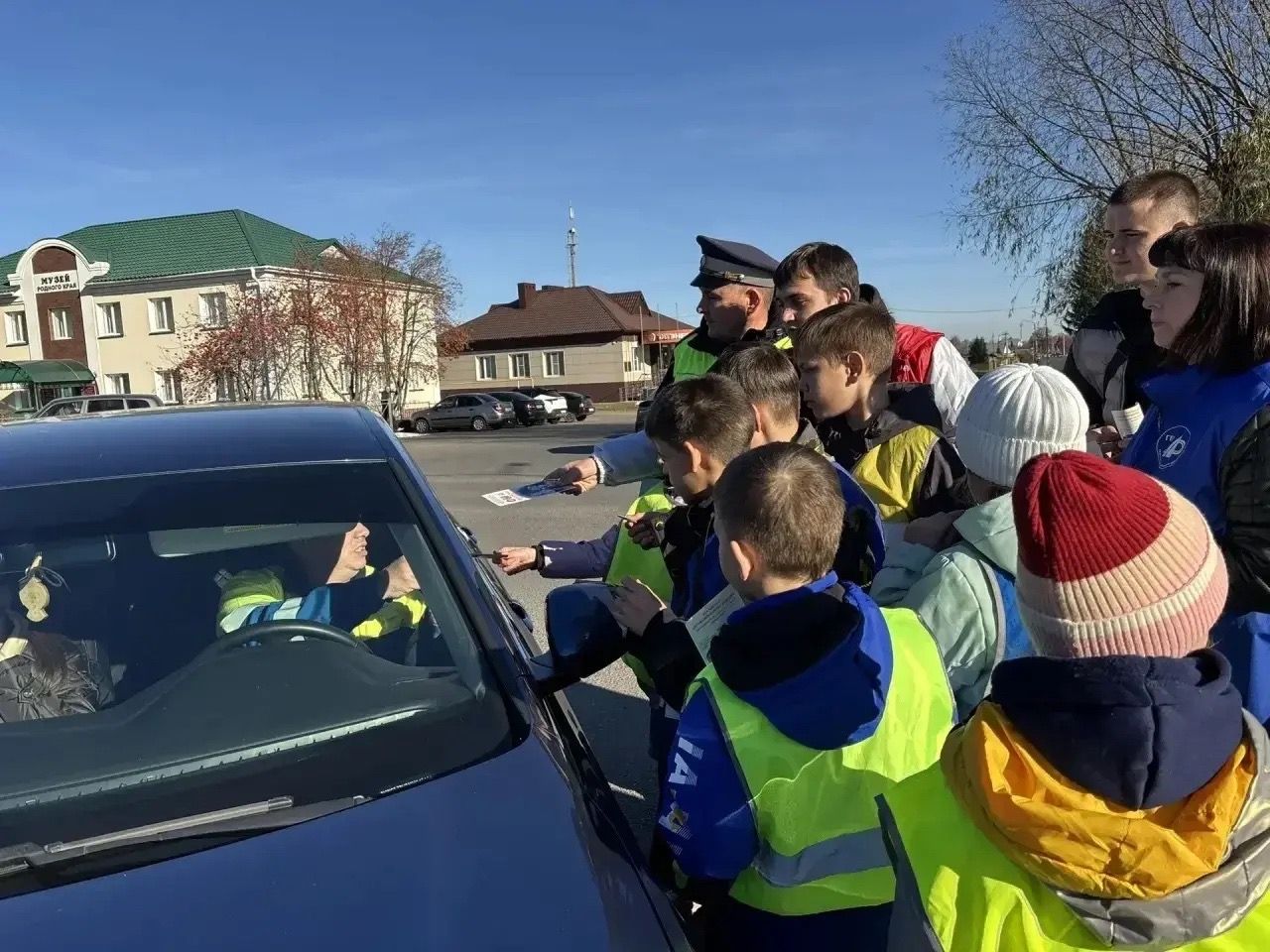 Школьники и студенты Алексеевского напомнили жителям, как «Стать заметнее» на дороге