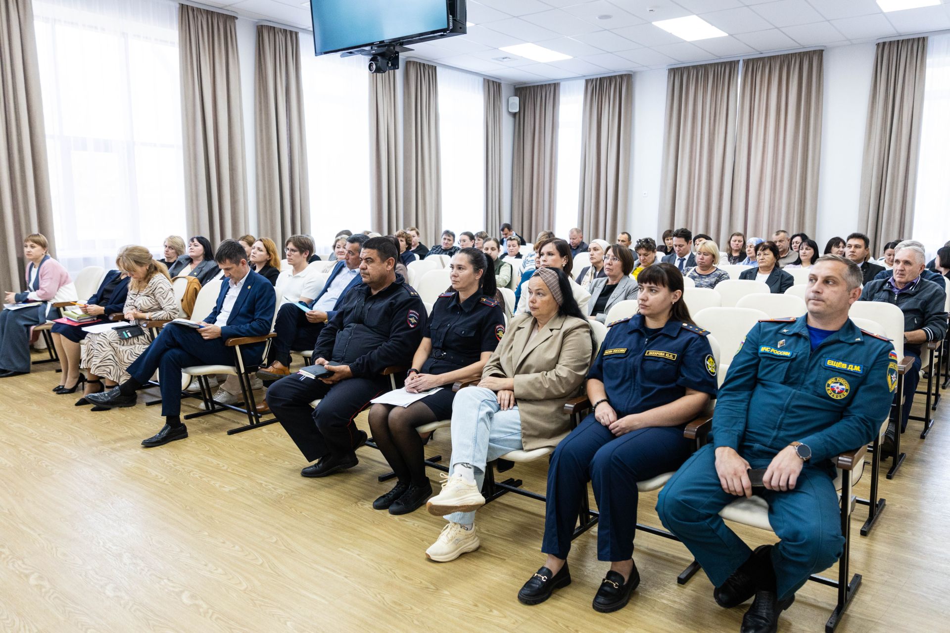 Светлана Захарова посетила школы и приют в Алексеевском районе
