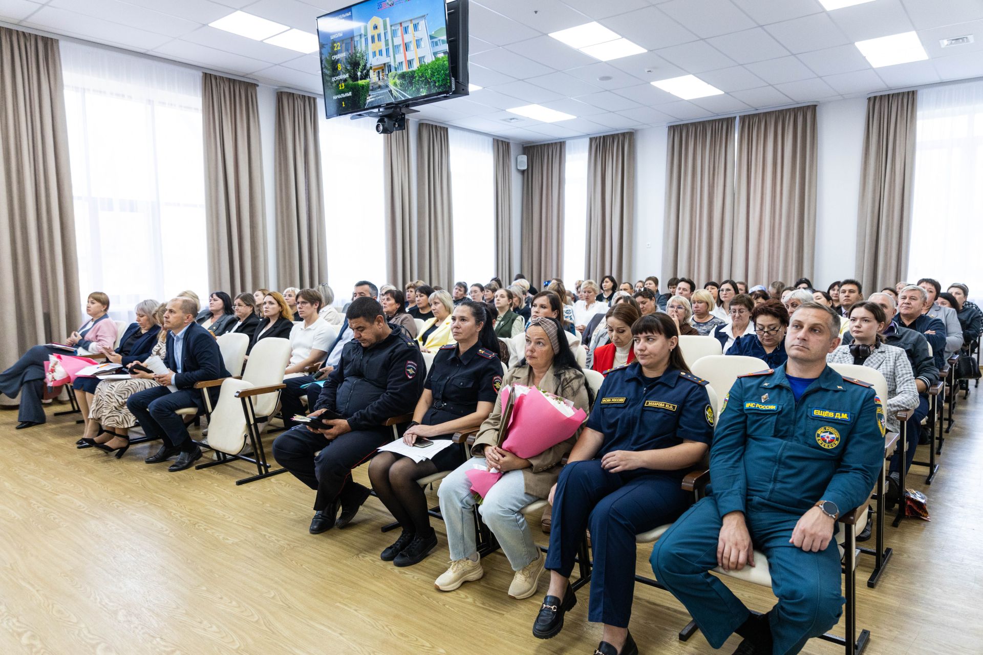 Светлана Захарова посетила школы и приют в Алексеевском районе