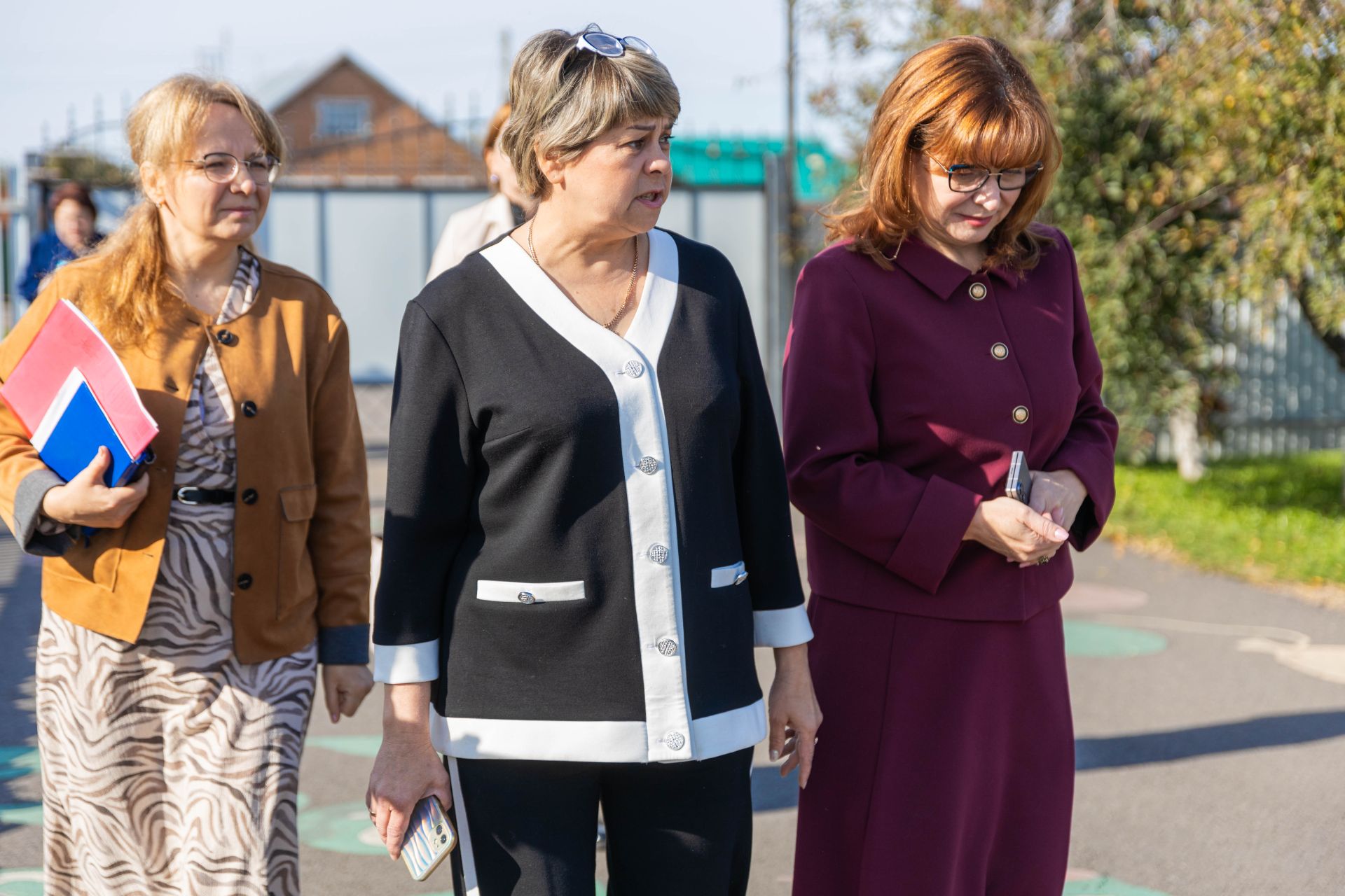 Светлана Захарова посетила школы и приют в Алексеевском районе