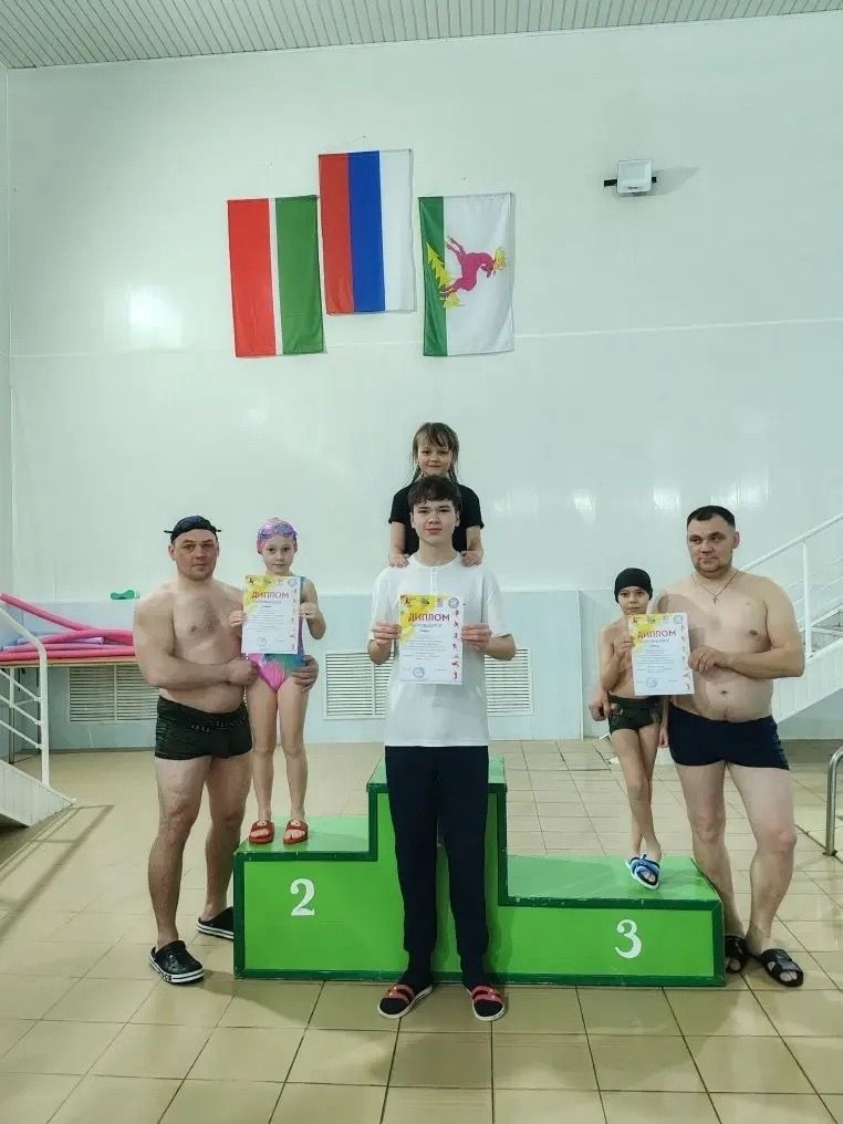 Папы, мамы и дети — на старт! В бассейне Алексеевского определили самые спортивные семьи