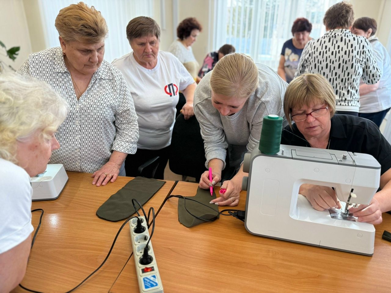 Тыл помогает фронту: рукавицы, сшитые с любовью, отправятся в зону СВО