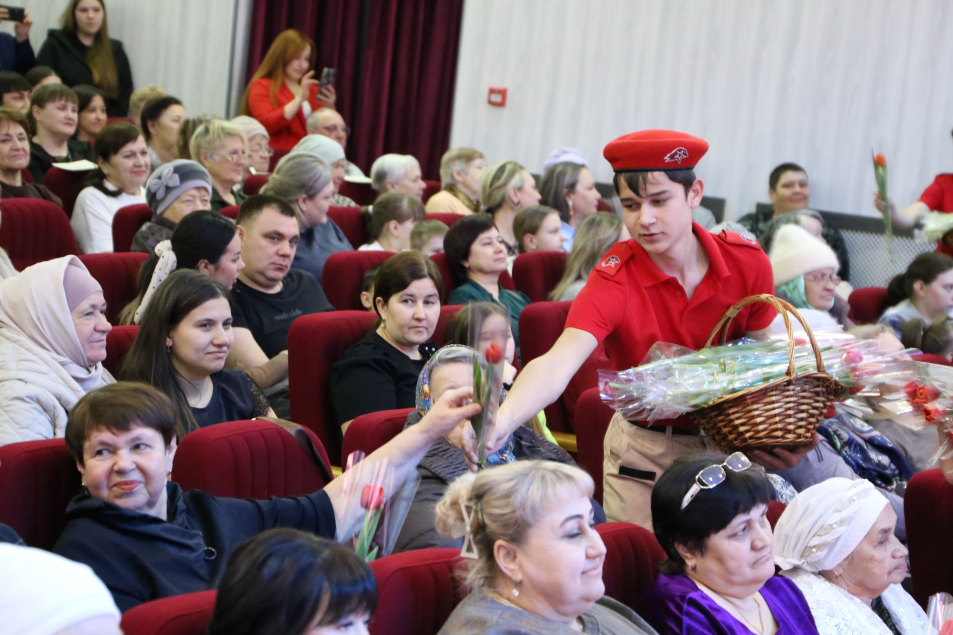 В районном Доме культуры  состоялся праздничный концерт «Такая разная!»